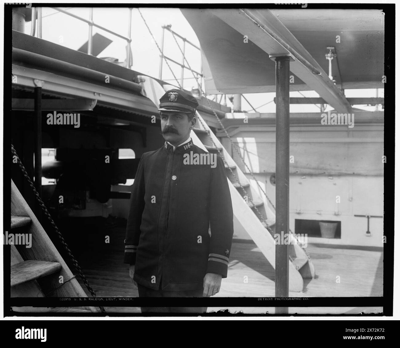 U.S.S. Raleigh, Lieut. Winder, attribution à Hart basée sur des négatifs avec des numéros similaires., date basée sur Detroit, catalogue J (1901)., Detroit Publishing Co. No. 020915., Gift ; State Historical Society of Colorado ; 1949, Raleigh (Cruiser), États-Unis., Navy. , Cruisers (navires de guerre), américain. , Officiers militaires, américain. Banque D'Images