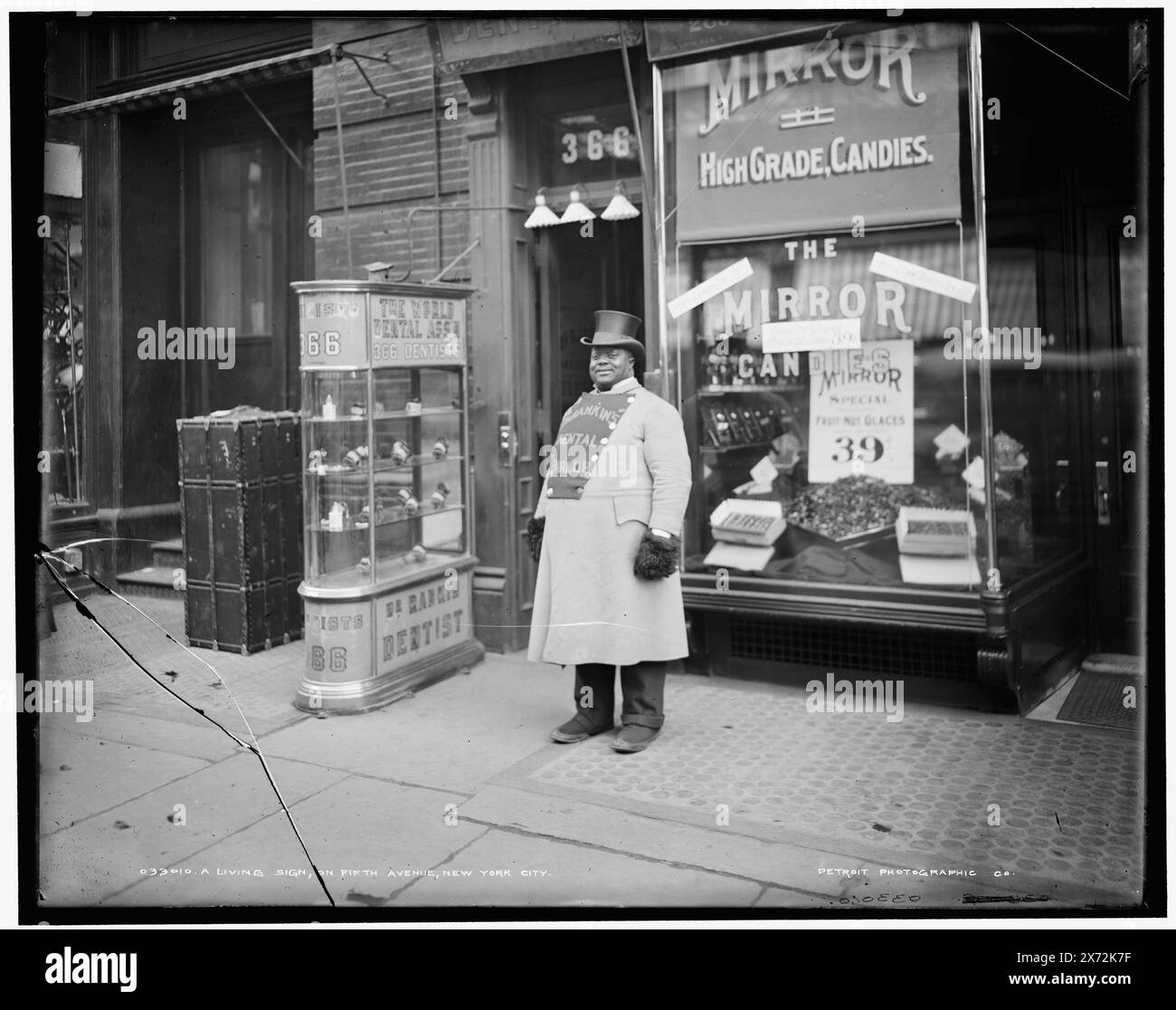 Un signe vivant sur la Cinquième Avenue, New York City, 'Franklin's Dental Parlor' sur le manteau., négatif fissuré du côté gauche., Detroit Publishing Co. 033010., Gift ; State Historical Society of Colorado ; 1949, African Americans, Employment. , Publicités. , Dentisterie. , S'affiche. , États-Unis, New York (State), New York. Banque D'Images