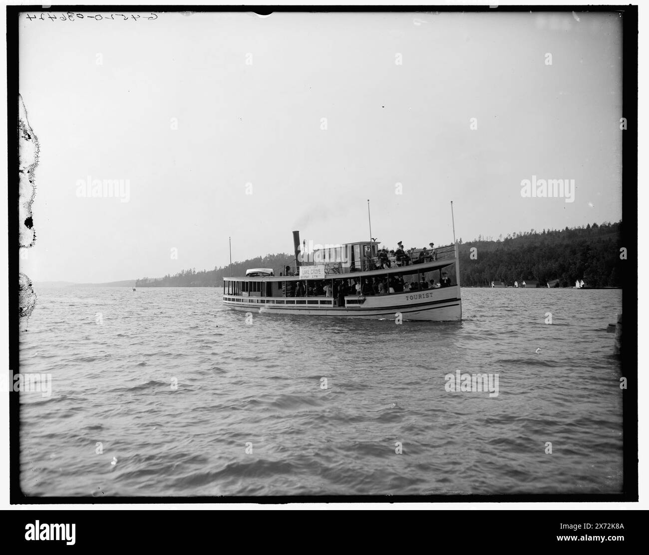 Steamer Tourist, Wallon Lake, Mich., titre de veste., 'G 4520' sur négatif., Detroit Publishing Co. no. 036424., Gift ; State Historical Society of Colorado ; 1949, Tourist (Steamboat), Steamboats. , Lacs et étangs. , États-Unis, Michigan, Walloon Lake. Banque D'Images