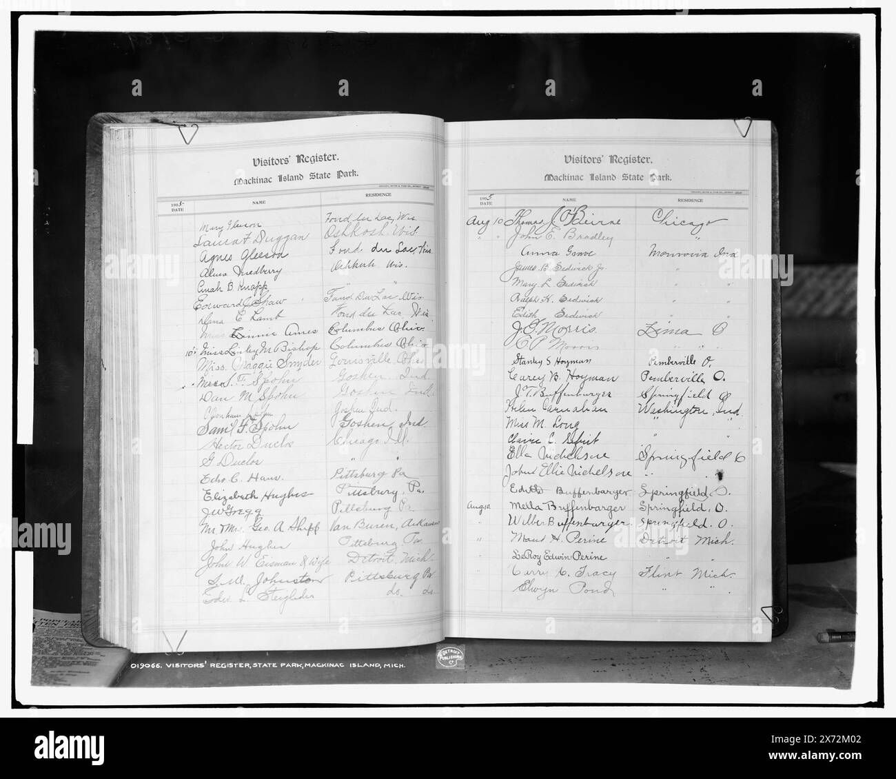 Registre des visiteurs, île Mackinac, Mich., négatif fissuré dans le coin inférieur droit et collé sur la deuxième feuille de verre., date basée sur Detroit, catalogue P (1906)., 'G 3189' sur négatif., Detroit Publishing Co. No. 019066., Gift ; State Historical Society of Colorado ; 1949, Registers. , États-Unis, Michigan, Mackinac Island (Île) Banque D'Images