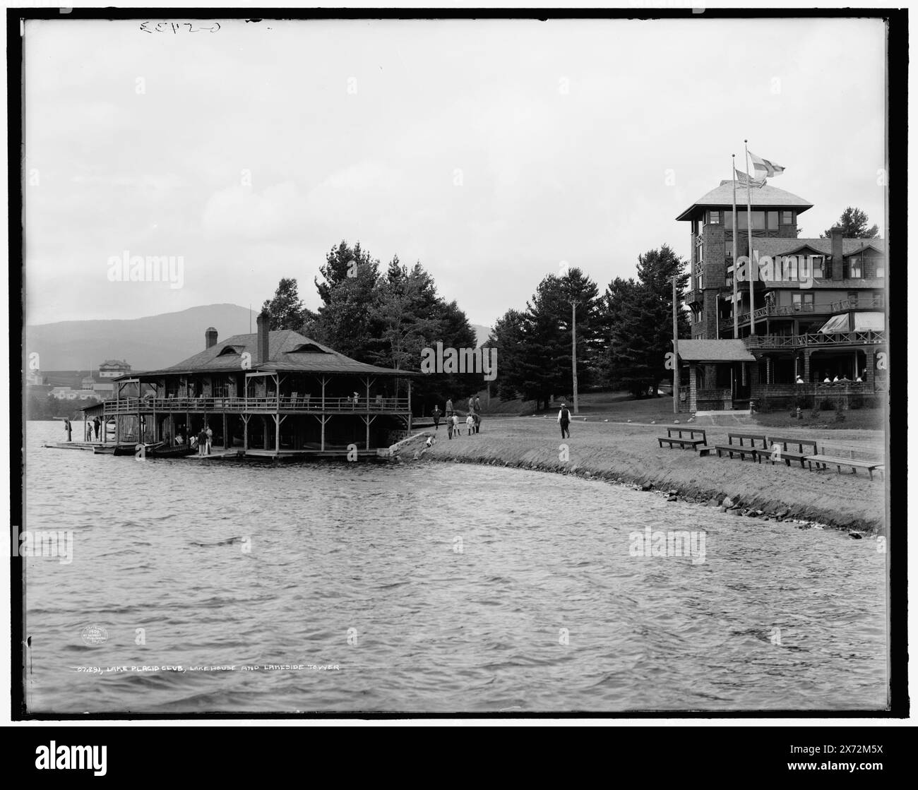 Lake Placid Club, Lake House et tour au bord du lac, 'G 5433' sur négatif., Detroit Publishing Co. No. 071291., Gift ; State Historical Society of Colorado ; 1949, Lakes & Ponds. , Country clubs. , Clubhouses. , États-Unis, New York (État), Adirondack Mountains. , États-Unis, New York (État), Lake Placid. , États-Unis, New York (État), Mirror Lake. Banque D'Images
