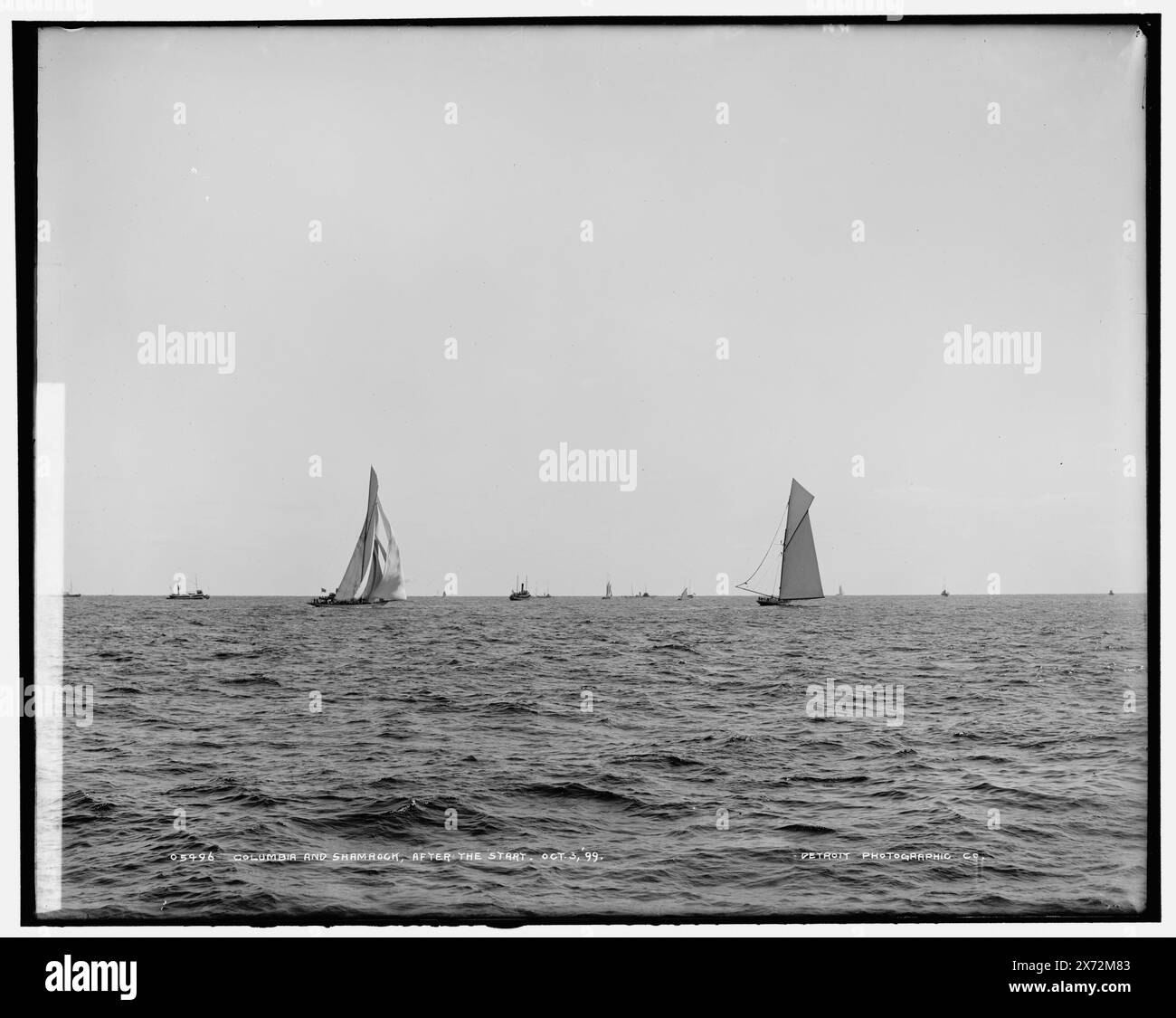 Columbia et Shamrock après le début, Detroit Publishing Co. No. 05496., Gift ; State Historical Society of Colorado ; 1949, Columbia (Sloop) , Shamrock I (Yacht) , America's Cup races. , Yachts. , Régates. Banque D'Images