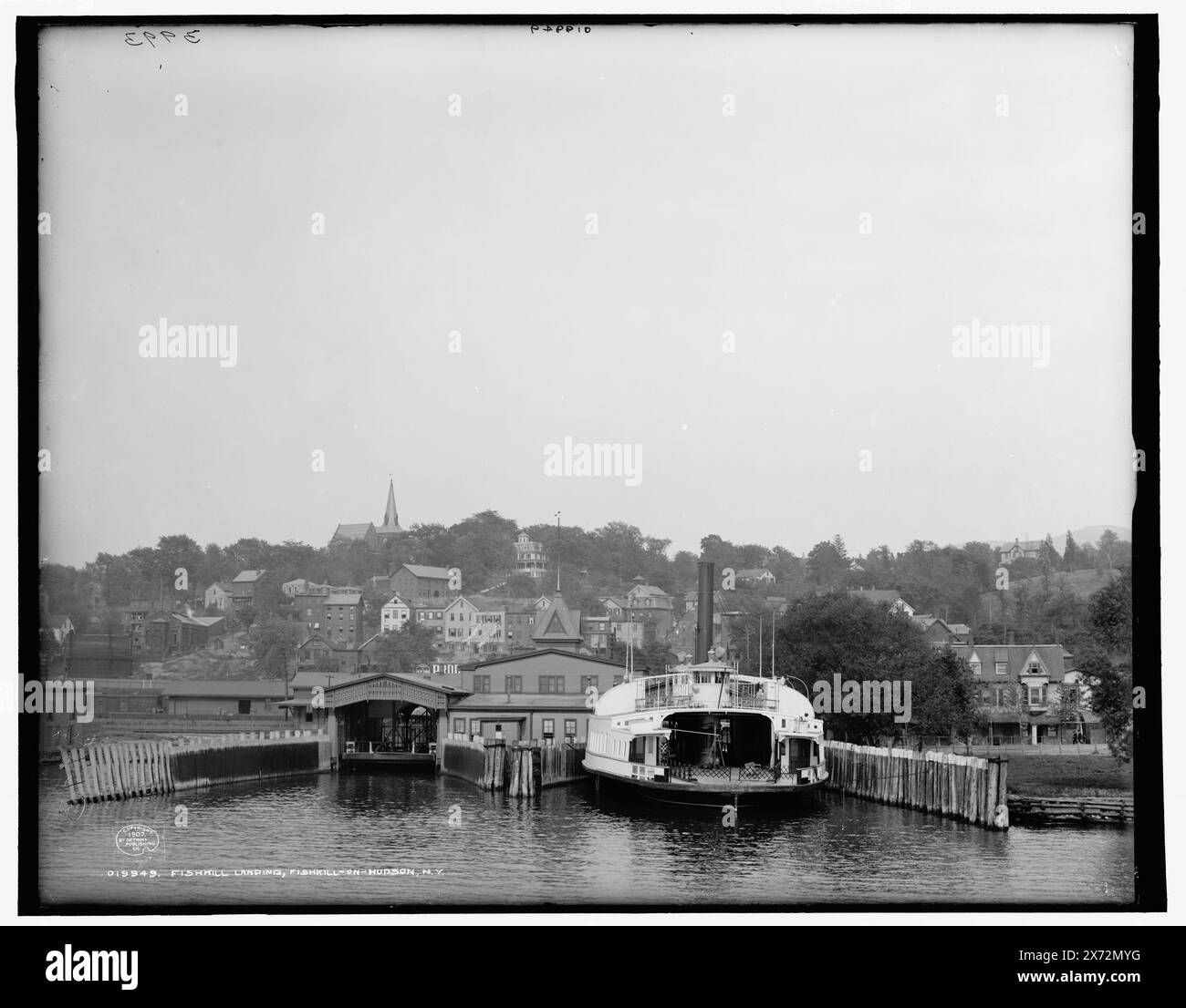 Fishkill Landing, Fishkill-on-Hudson, New York, '3993' sur négatif., Detroit Publishing Co. 019949., Gift ; State Historical Society of Colorado ; 1949, Piers & Wharves. , Ferries. , États-Unis, New York (État), Beacon. Banque D'Images