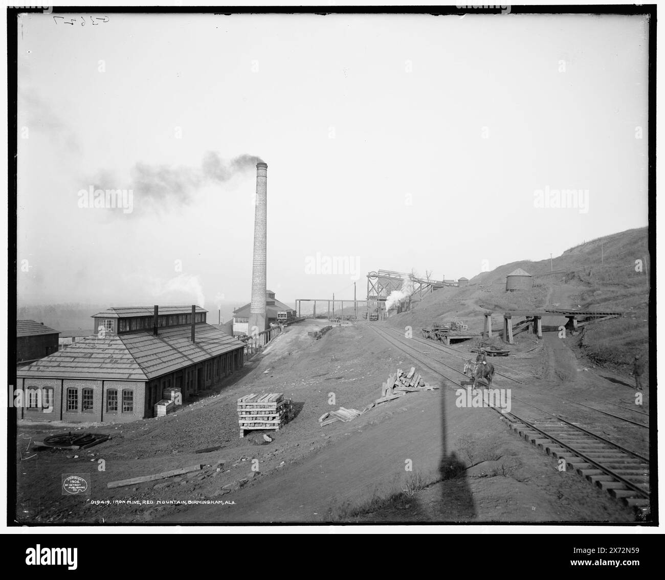 Iron mine, Red Mountain, Birmingham, Ala., ombre du photographe en premier plan., 'G 3627' sur négatif., Detroit Publishing Co. 019419., Gift ; State Historical Society of Colorado ; 1949, Iron Mining. , Installations industrielles. , Chemins de fer. , Ombres. , États-Unis, Alabama, Birmingham. Banque D'Images