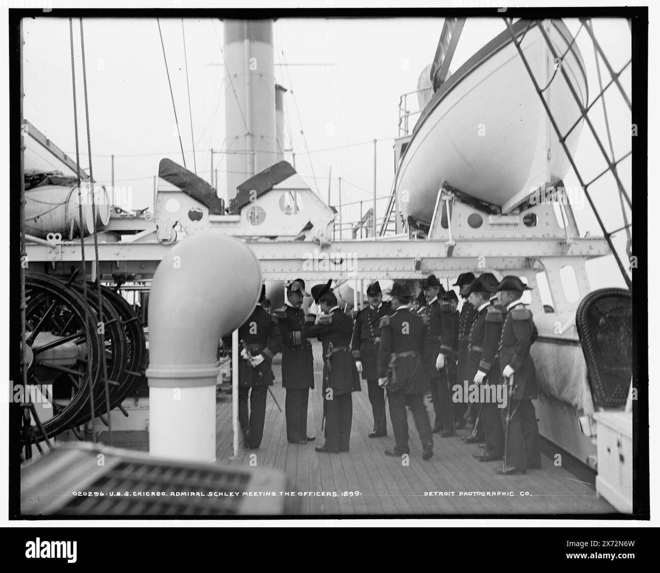 U.S.S. Chicago, Amiral Schley rencontre les officiers, Detroit Publishing Co. No. 020296., Gift ; State Historical Society of Colorado ; 1949, Schley, Winfield Scott, 1839-1911. , Chicago (Cruiser) , États-Unis., Navy. , Cruisers (navires de guerre), américain. , Officiers militaires, américain. Banque D'Images