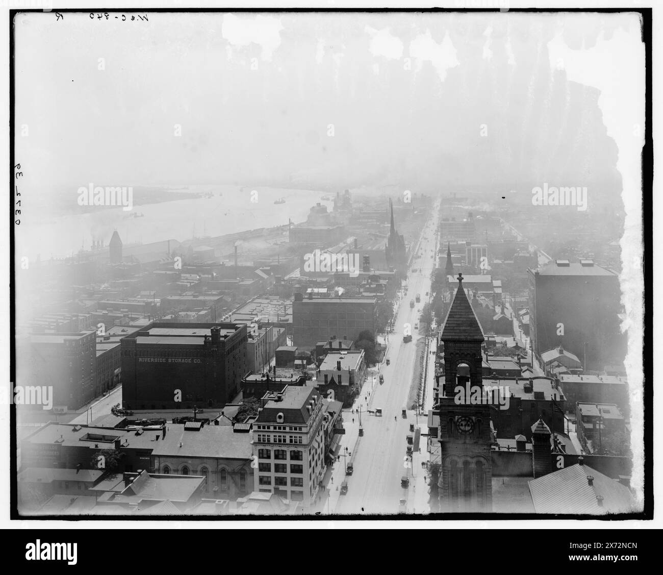 Detroit River from Dime Savings Bank Building (Dime Building), Detroit, Mich., titre de la veste., à l'origine section droite d'un plus grand panorama ; autre(s) section(s) non dans la collection., 'W e C 840' sur négatif., Detroit Publishing Co. No. 037239., Gift ; State Historical Society of Colorado ; 1949, États-Unis, Michigan, Detroit. , États-Unis, Michigan, Detroit River. Banque D'Images