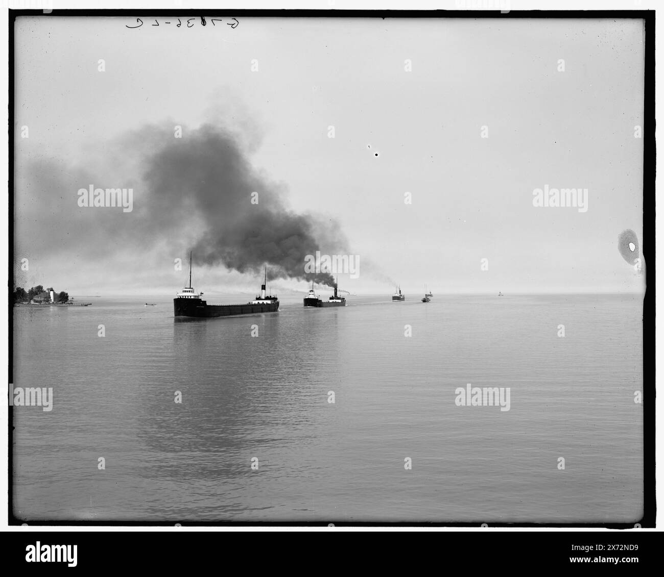 Freighters on Lake clair, titre from jacket., originellement partie centrale gauche d'un plus grand panorama ; autres sections pas dans la collection., 'G 7036-LC' sur négatif., Detroit Publishing Co. No. 039500., Gift ; State Historical Society of Colorado ; 1949, Cargo Ships. , Lacs et étangs. , États-Unis, Michigan, Saint clair, Lac. , Canada, Ontario, Saint clair, Lac. Banque D'Images
