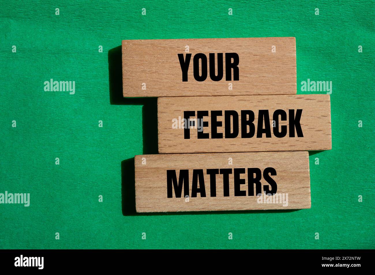 Vos commentaires sont importants écrits sur des blocs de bois avec fond vert. Conceptuel votre feedback est important. Copier l'espace. Banque D'Images