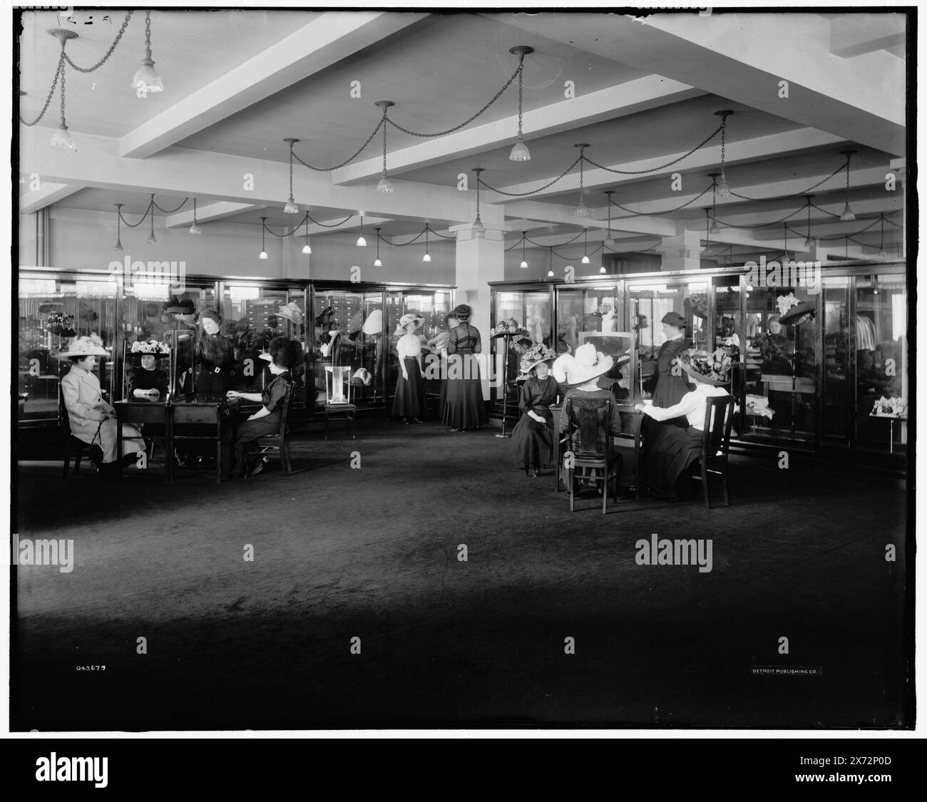Elliott, Taylor, Woolfenden, Millinery, Detroit, Mich., titre de veste., Detroit Publishing Co. no. 043679., Gift ; State Historical Society of Colorado ; 1949, Dry Goods Stores. , Chapeaux. , Intérieurs. , États-Unis, Michigan, Detroit. Banque D'Images