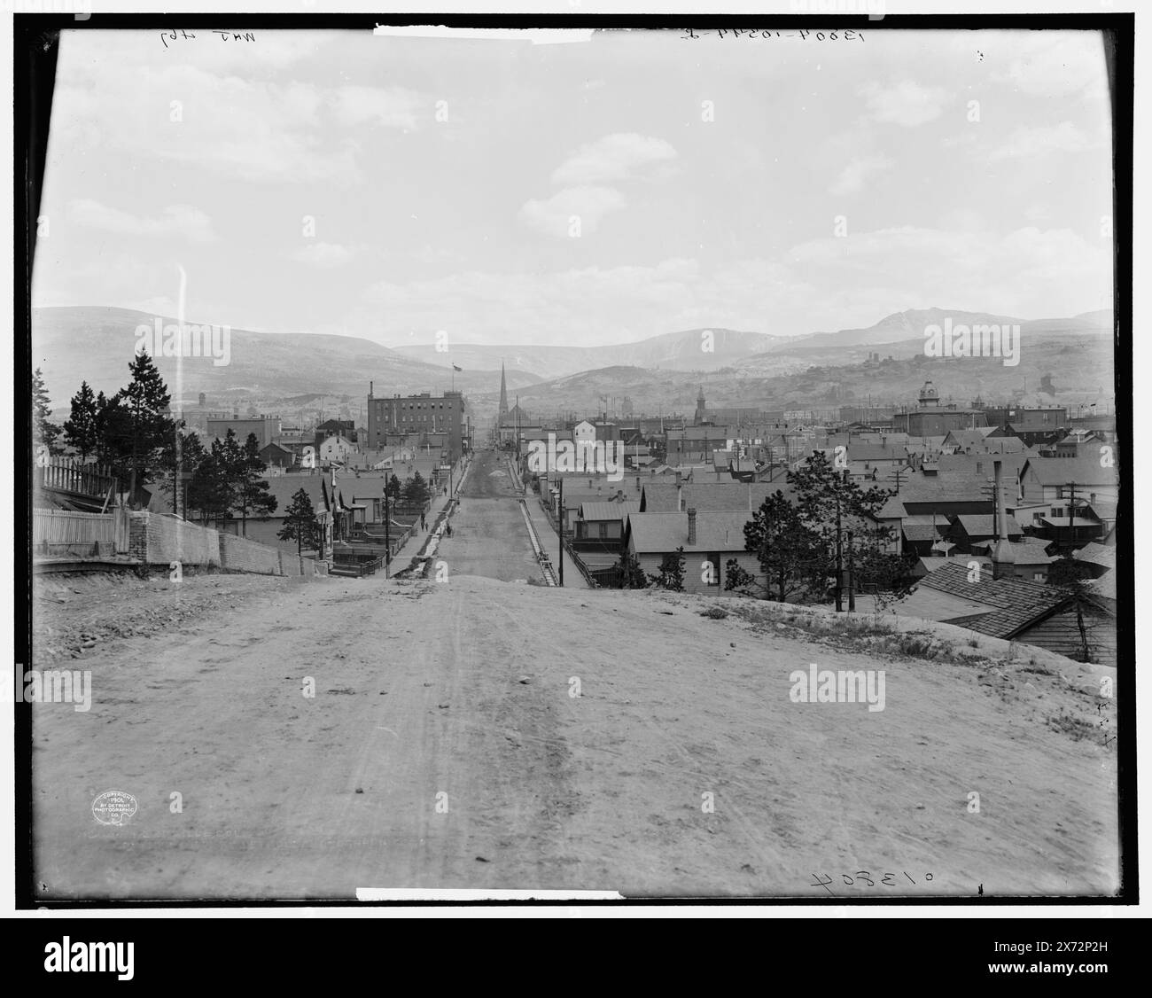 Leadville, Coll., 'WHJ 467' sur négatif., à l'origine partie d'un panorama en deux parties ; section droite pas dans la collection., Detroit Publishing Co. nos 013804, 010594., cadeau ; State Historical Society of Colorado ; 1949, Streets. , États-Unis, Colorado, Leadville. Banque D'Images