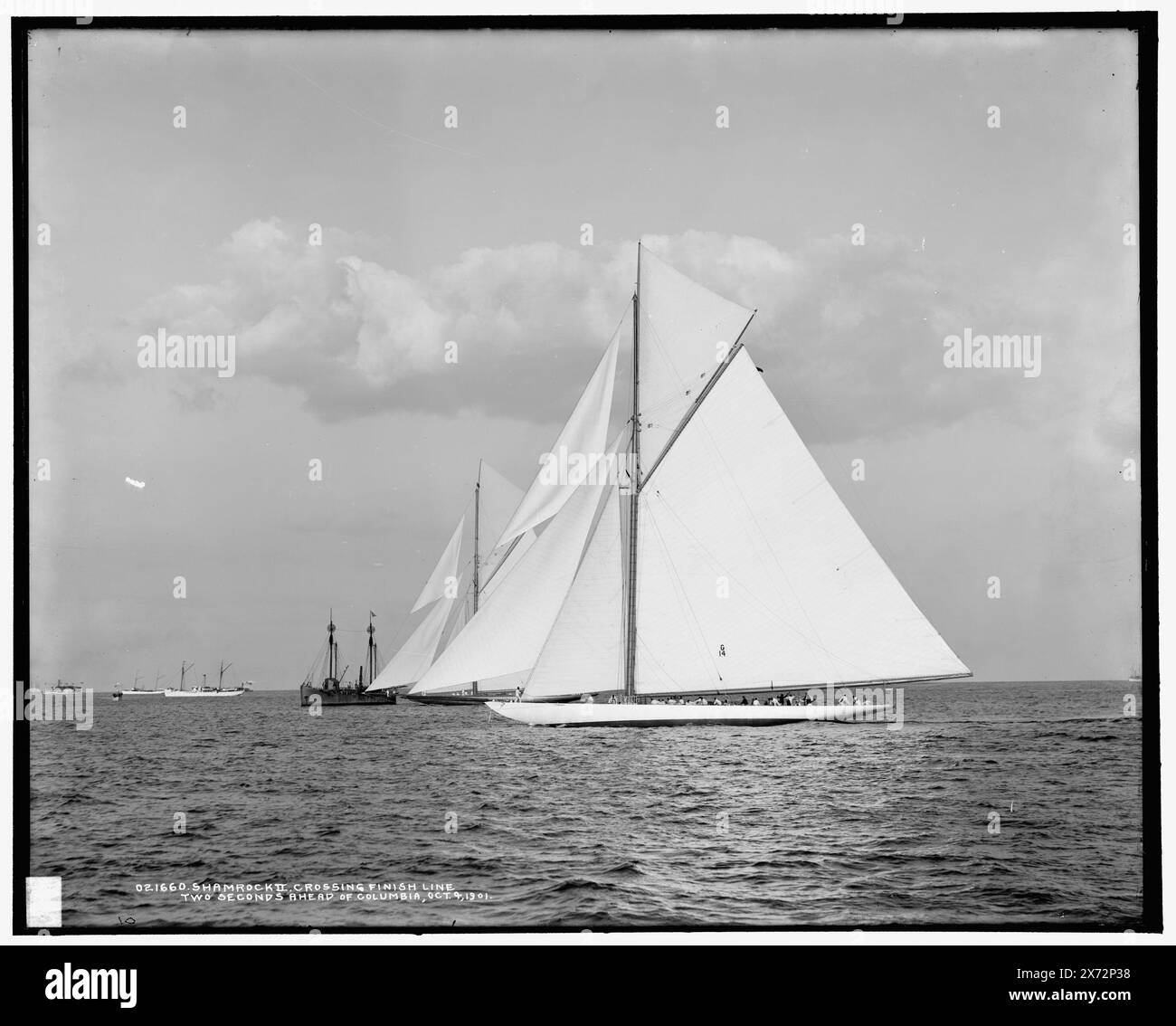 Shamrock II franchit la ligne d'arrivée deux secondes avant Columbia, transparent en verre correspondant (avec le même code de série) disponible sur vidéodisque cadre 1A-30650., '544' sur négatif., Detroit Publishing Co. No. 021660., Gift ; State Historical Society of Colorado ; 1949, Columbia (Sloop) , Shamrock II (Yacht) , America's Cup races. , Yachts. , Régates. Banque D'Images