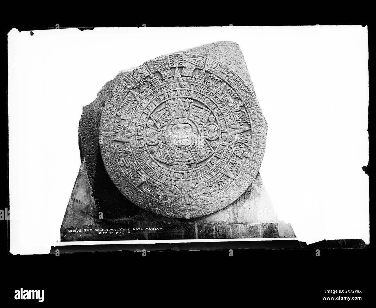 La pierre du calendrier aztèque, située à la base du clocher de la cathédrale, Mexico, Mexique, titre conçu par le personnel de la bibliothèque., attribution à Jackson basé sur le catalogue des vues de W.H. Jackson (1898)., Detroit Publishing Co. No. X 8575., sur négatif : 'la pierre du calendrier, Nat'L. Musée, ville de Mexico'. La pierre était située à la base du clocher de la cathédrale de Mexico jusqu'à ce qu'elle soit déplacée au Musée national d'anthropologie en 1885., cadeau ; Société historique d'État du Colorado ; 1949, calendriers. , Sculpture. , Aztèques. , Indiens du Mexique, vie spirituelle. , Mexique, M Banque D'Images