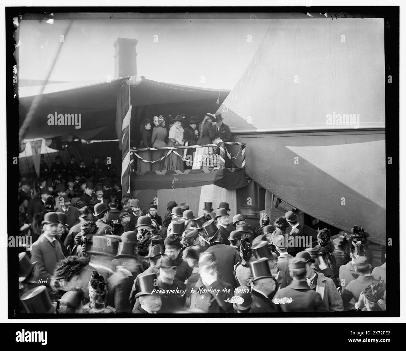Préparant à nommer le Maine, le secrétaire à la Marine Benjamin Tracy et sa petite-fille Alice Wilmerding sur la plate-forme., 'Hart' et '4' sur le négatif., Detroit Publishing Co. No. 032291., Gift ; State Historical Society of Colorado ; 1949, Maine (Battleship) , Battleships, American. , Lancements. , Foules. , États-Unis, New York (State), New York. Banque D'Images