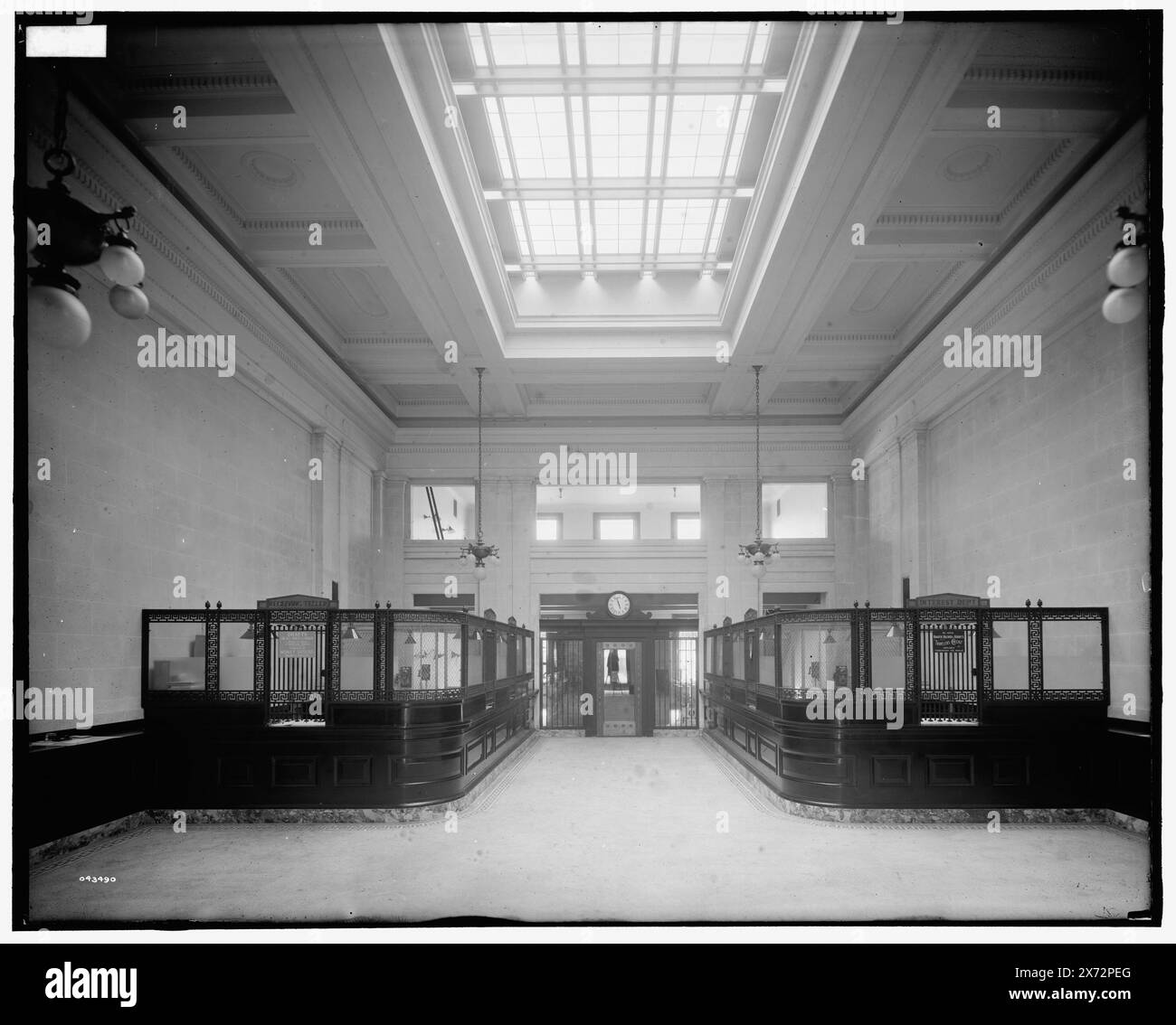 19th Ward Bank, Thirty-Fourth Street Branch, montrant l'horloge, New York, N.Y. titre tiré de la veste., Detroit Publishing Co. no. 043490., Gift ; State Historical Society of Colorado ; 1949, Banks. , Intérieurs. , États-Unis, New York (State), New York. Banque D'Images