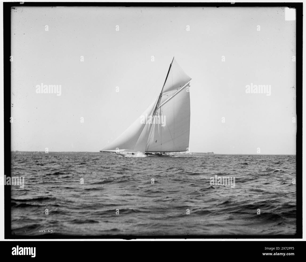Reliance, titre de veste., '1442' sur négatif., Detroit Publishing Co. No. 033145., Gift ; State Historical Society of Colorado ; 1949, Reliance (Yacht) , Yachts. , Régates. , Courses de la Coupe de l'America. Banque D'Images