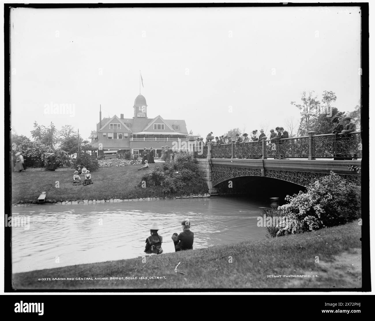 Casino and Central Avenue Bridge, belle Isle Park, Detroit, date basée sur Detroit, catalogue J Supplément (1901-1906)., '46 Glover' sur négatif., Detroit Publishing Co. No. 013577., Gift ; State Historical Society of Colorado ; 1949, casinos. , Parcs. , Ponts. , États-Unis, Michigan, Detroit. Banque D'Images