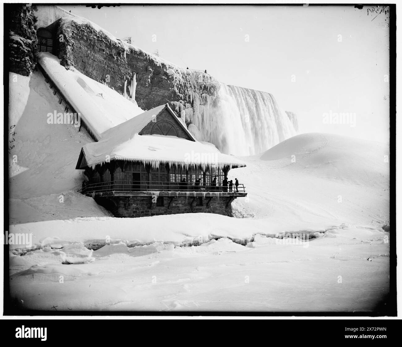 Station au pied de la pente, American Falls, NiagaraFalls, titre et date basés sur Detroit, catalogue J (1901)., Detroit Publishing Co. No. 04387., Gift ; State Historical Society of Colorado ; 1949, Winter. , Gares ferroviaires. , Chemins de fer inclinés. , Chutes d'eau. , États-Unis, New York (État), Niagara Falls. Banque D'Images