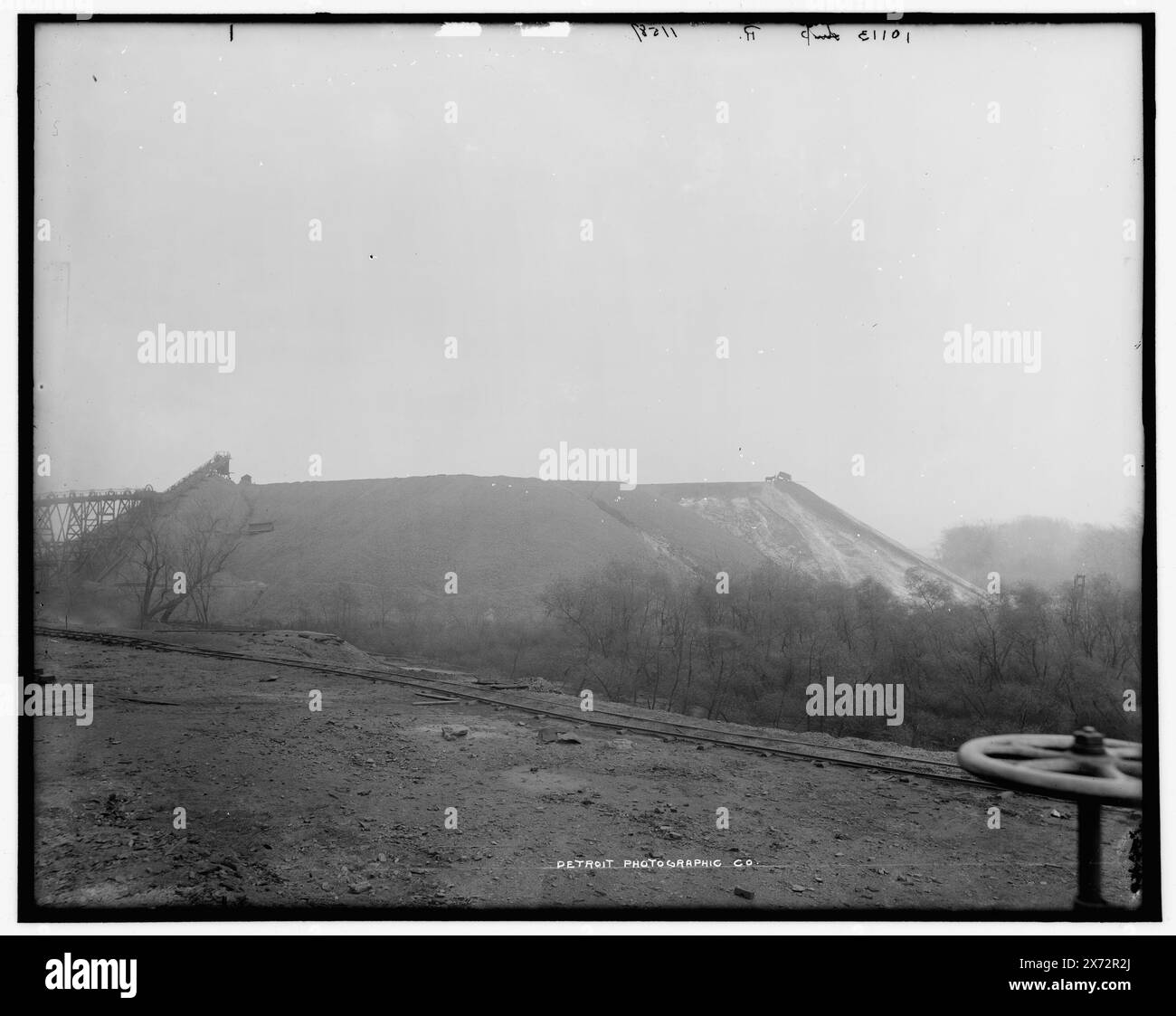 Woodward Coal Breaker, Kingston, Pa., les images du vidéodisque sont hors séquence ; l'ordre réel de gauche à droite est 1A-05865, 05864., pour une variante proche de la section de gauche voir négatif D4-11587., Detroit Publishing Co. nos 010113, 011587., cadeau ; State Historical Society of Colorado ; 1949, industrie du minerai. , Charbon. , Chemins de fer. , Installations industrielles. , États-Unis, Pennsylvanie, Comté de Luzerne, Kingston. Banque D'Images