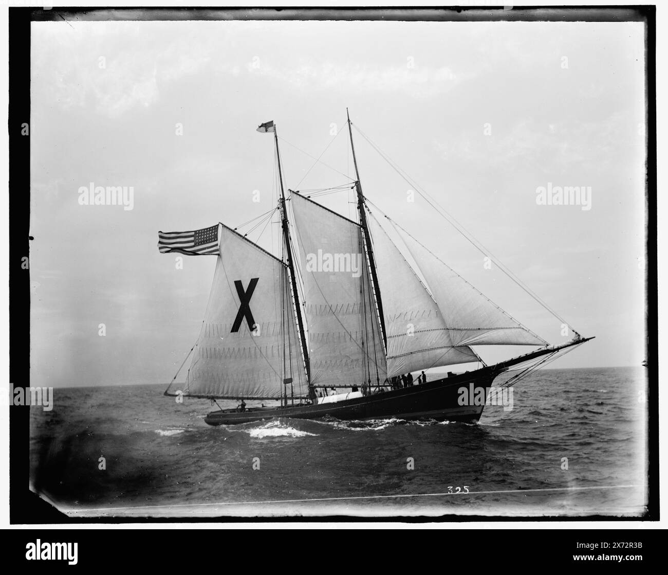 Goélette avec drapeau américain, titre conçu par cataloger., attribution basée sur le style du titre et la numérotation., '325' sur négatif., No Detroit Publishing Co. no., cadeau ; State Historical Society of Colorado ; 1949, Yachts. Banque D'Images
