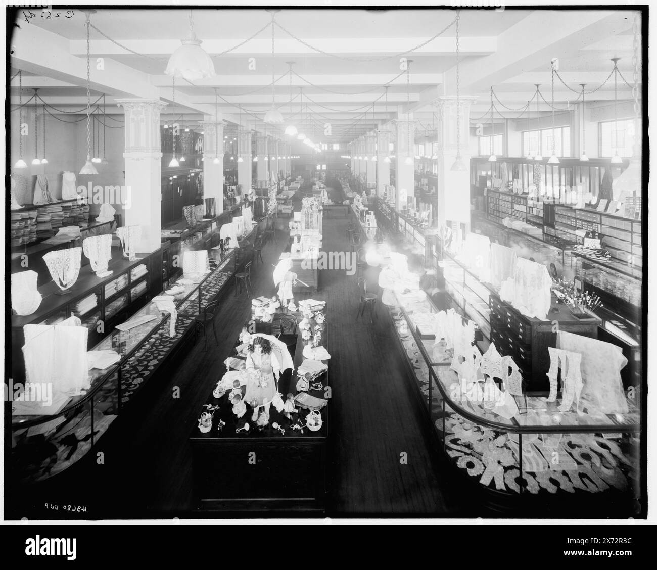 Elliott, Taylor, Woolfenden, First Floor from front, Detroit, Mich., titre de la veste., 'Bur [Burridge] 263' sur Un négatif ; 'B 263 dup' sur un négatif B., les négatifs sont des variantes., Detroit Publishing Co. No. 043680., Gift ; State Historical Society of Colorado ; 1949, Dry Goods Stores. , Intérieurs. , États-Unis, Michigan, Detroit. Banque D'Images