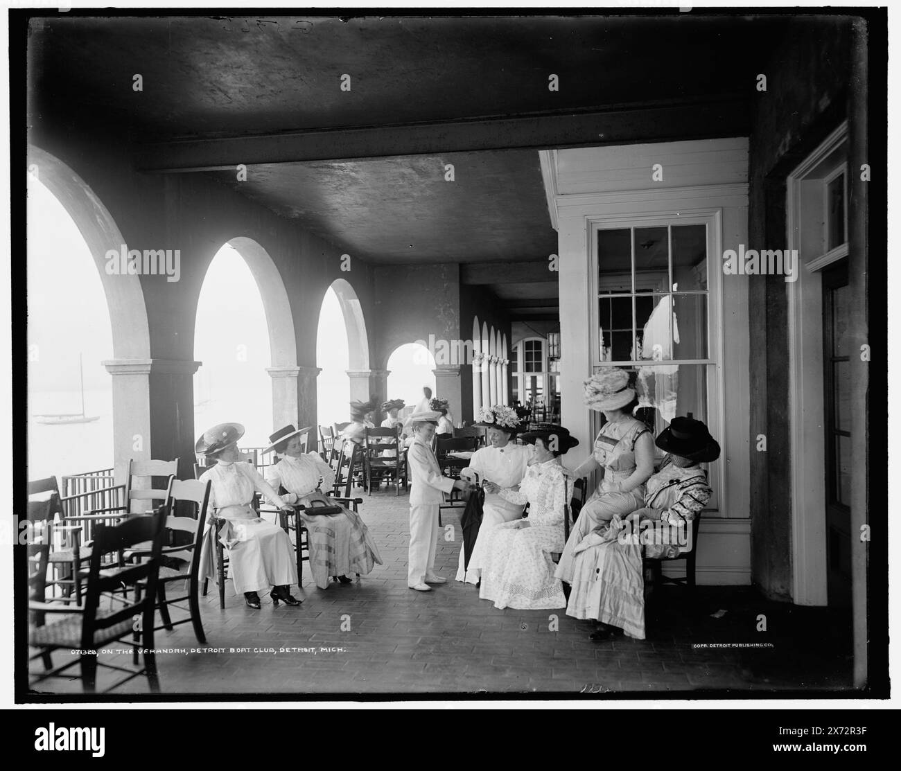 Sur la véranda, Detroit Boat Club, Detroit, Mich., 'G 5966' sur négatif., Detroit Publishing Co. No. 071328., Gift ; State Historical Society of Colorado ; 1949, Clubhouses. , Porches. , Clubs nautiques. , Femmes. , États-Unis, Michigan, Detroit. Banque D'Images