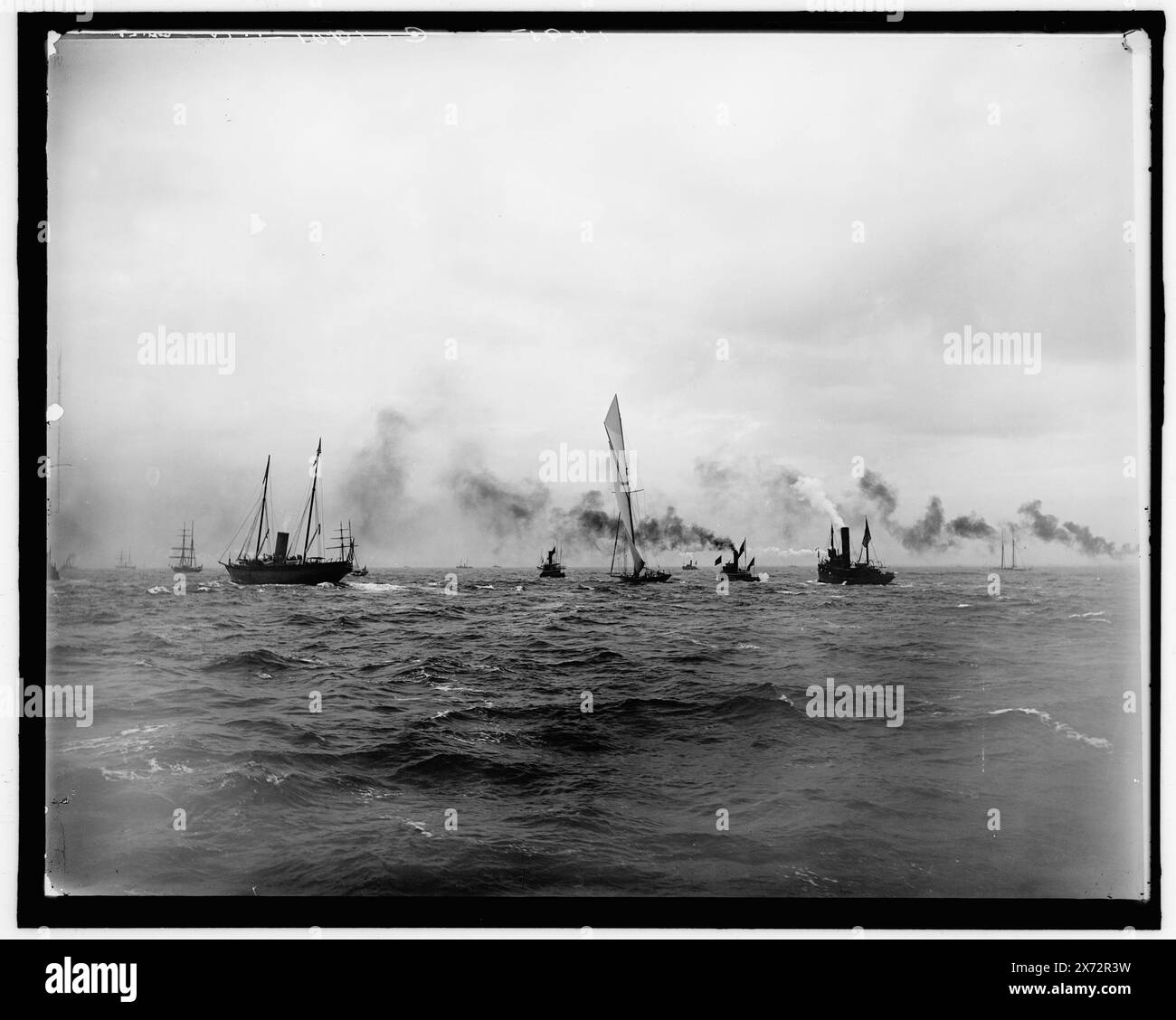 Flotte de bateaux, peut-être partie des courses de la Coupe de l'America, titre conçu par Cataloger., No Detroit Publishing Co. no., cadeau ; State Historical Society of Colorado ; 1949, Yachts. , Bateaux à vapeur. Banque D'Images