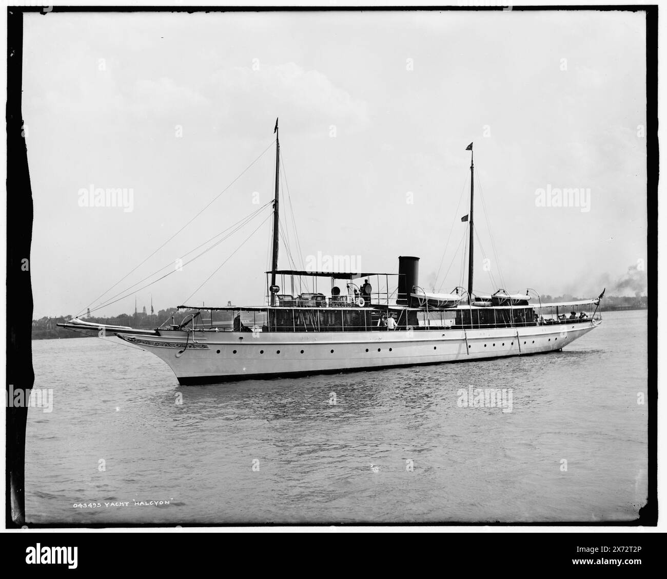 Yacht Halcyon, transparent en verre correspondant (avec le même code de série) disponible sur vidéodisque cadre 1A-30815., titre de la veste., Detroit Publishing Co. No. 043495., cadeau ; State Historical Society of Colorado ; 1949, Halcyon (yacht à vapeur), yachts à vapeur. Banque D'Images