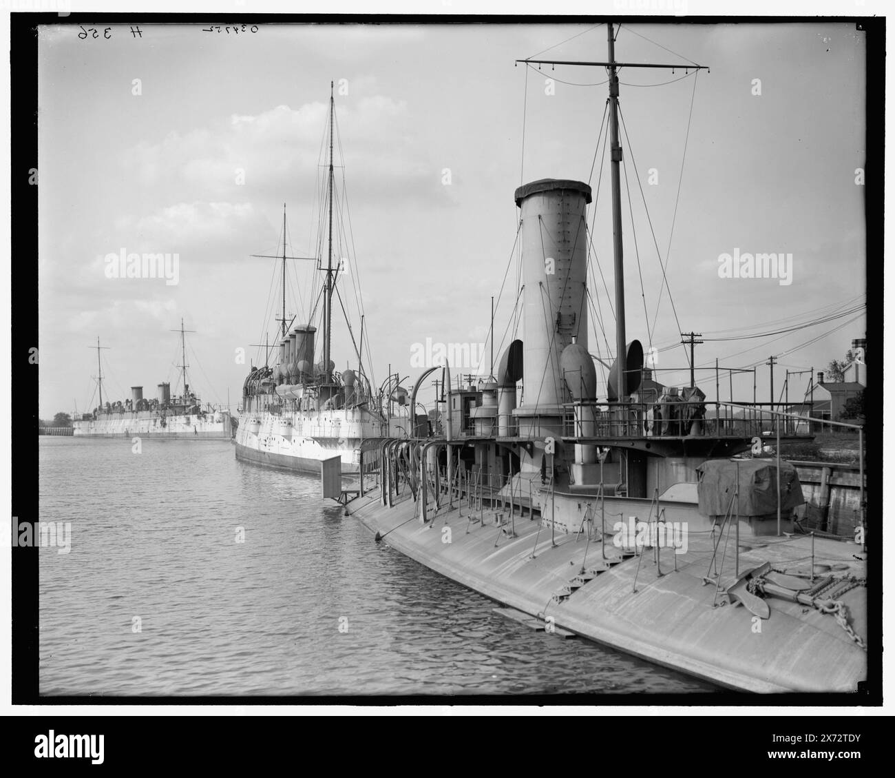 Navires à League Island Navy Yard, Philadelphie, Pa., titre de la veste., sur la photo sont des navires amarrés à League Island Navy Yard, Philadelphie, Pa. vers 1907. De droite à gauche se trouvent les navires désaffectés Katahdin, le croiseur Columbia (C-12) et le Minneapolis (C-13). Le Columbia est remis en service le 22 juin 1915 et le Minneapolis le 2 juillet 1917. (Source : http://www.navsource.org/archives/01/katahdin.htm), 'H 356' sur négatif., Detroit Publishing Co. No. 034752., Gift ; State Historical Society of Colorado ; 1949, Columbia (Cruiser) , Naval Yards & Naval stations. , Navires de guerre, américain. , United S Banque D'Images