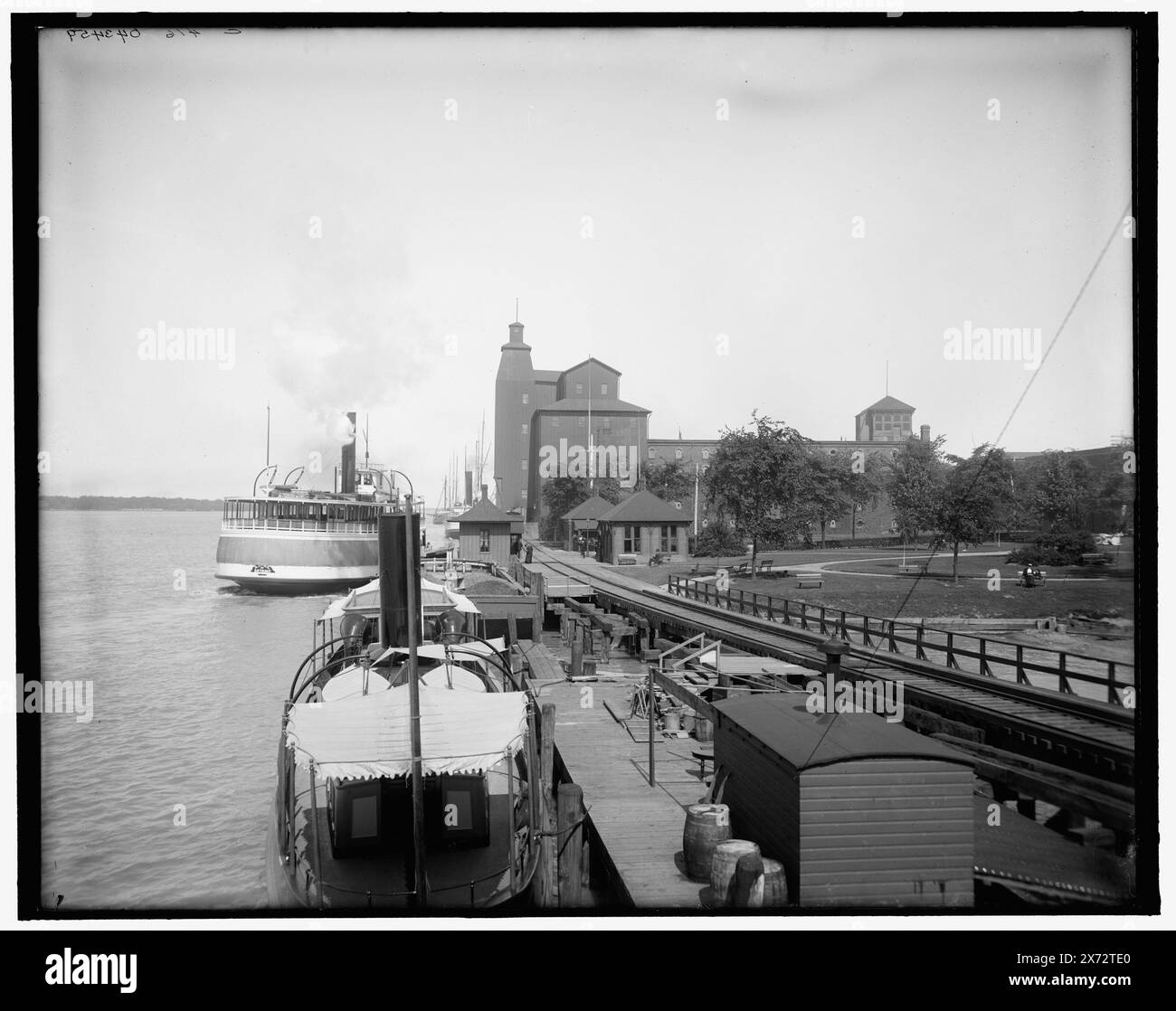 Débarquement de ferry, Walkerville, Ontario, titre de veste., 'C 416' sur négatif., Detroit Publishing Co. no. 043459., Gift ; State Historical Society of Colorado ; 1949, Ferries. , Quais et quais. , Canada, Ontario, Windsor. Banque D'Images