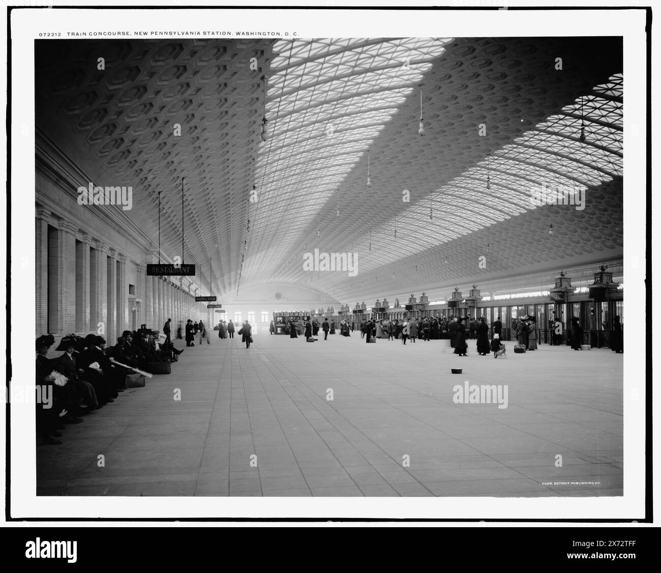 Train hall, nouvelle Pennsylvanie, c'est-à-dire Union Station, Washington, D.C. Detroit Publishing Co. no. 072212., Gift ; State Historical Society of Colorado ; 1949, Railroad stations. , Hall. , États-Unis, District of Columbia, Washington (D.C.) Banque D'Images