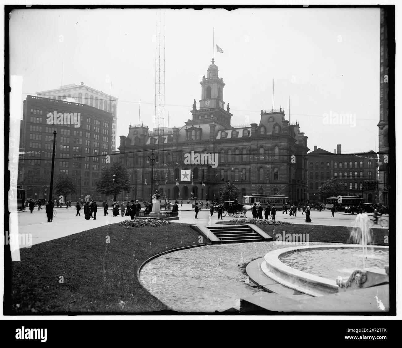 Hôtel de ville, Blue Star Day, date basée sur le négatif D417-358., Star Flag Over Entrance, possiblement for Blue Star Mothers of America., Detroit Publishing Co. No. X 406., Gift ; State Historical Society of Colorado ; 1949, City & Town Halls. , Événements. , Plazas. , États-Unis, Michigan, Detroit. Banque D'Images