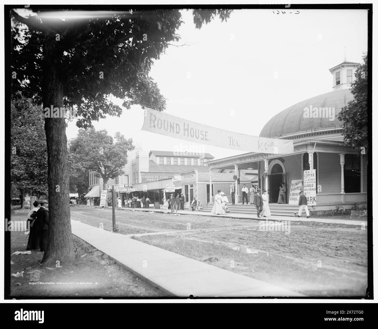 Delaware Avenue, Put-in-Bay, Ohio, transparent en verre correspondant (avec le même code de série) disponible sur le cadre du vidéodisque 1A-30553., la lettre 'B' suit le titre., 'Round House tea, Ice Cream' sur la bannière de l'autre côté de la rue., 'C 461' sur le négatif., Detroit Publishing Co. No. 019517., Gift ; State Historical Society of Colorado ; 1949, Streets. , Bannières. , États-Unis, Ohio, Put-in-Bay. Banque D'Images
