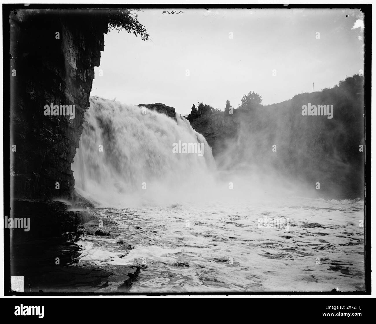 Rainbow Falls, vue proche, Ausable Chasm, N.Y., titre tiré de la veste., '2451 A' sur négatif., Detroit Publishing Co. no. 033613., Gift ; State Historical Society of Colorado ; 1949, Waterfalls. , Canyons. , États-Unis, New York (État), Ausable River. Banque D'Images