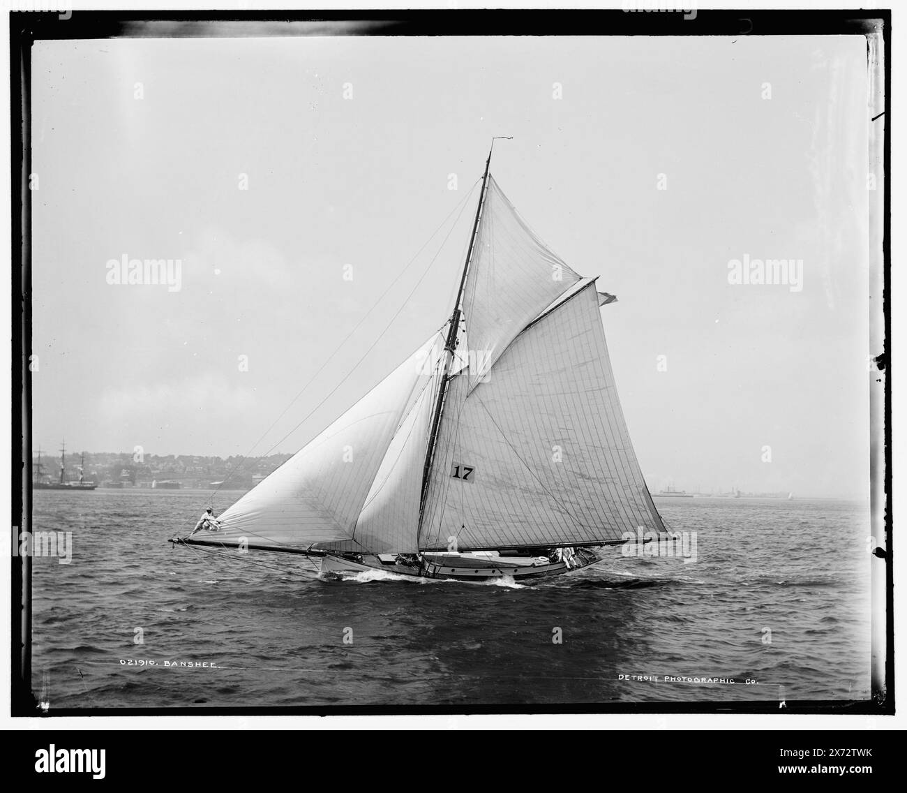 Banshee, attribution basée sur le style du titre et de la numérotation., '86' sur négatif., Detroit Publishing Co. No. 021910., Gift ; State Historical Society of Colorado ; 1949, Banshee (Yacht), Yachts. Banque D'Images