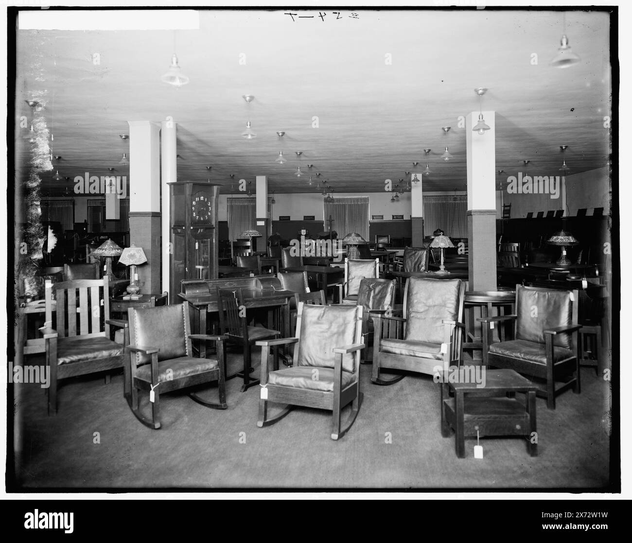 Pringle Furniture Co. Intérieur avec chaises de mission, Detroit, Mich., titre partiellement conçu par cataloger., '354-T' sur négatif., Detroit Publishing Co. No. 1146., Gift ; State Historical Society of Colorado ; 1949, Furniture Stores. , Chaises. , États-Unis, Michigan, Detroit. Banque D'Images