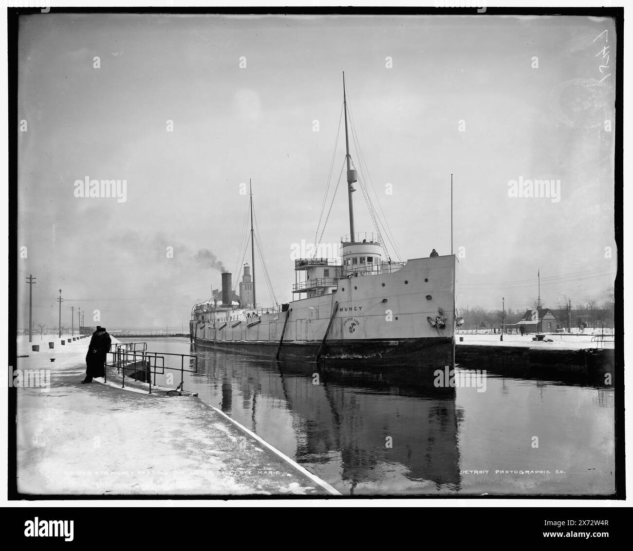 Str. Muncy passant les écluses, Sault Ste. Marie, '1547' sur négatif., Detroit Publishing Co. No. 021828., Gift ; State Historical Society of Colorado ; 1949, Muncy (cargo), Cargo Ships. , Serrures (génie hydraulique) , hiver. , États-Unis, Michigan, Sault Sainte Marie. Banque D'Images