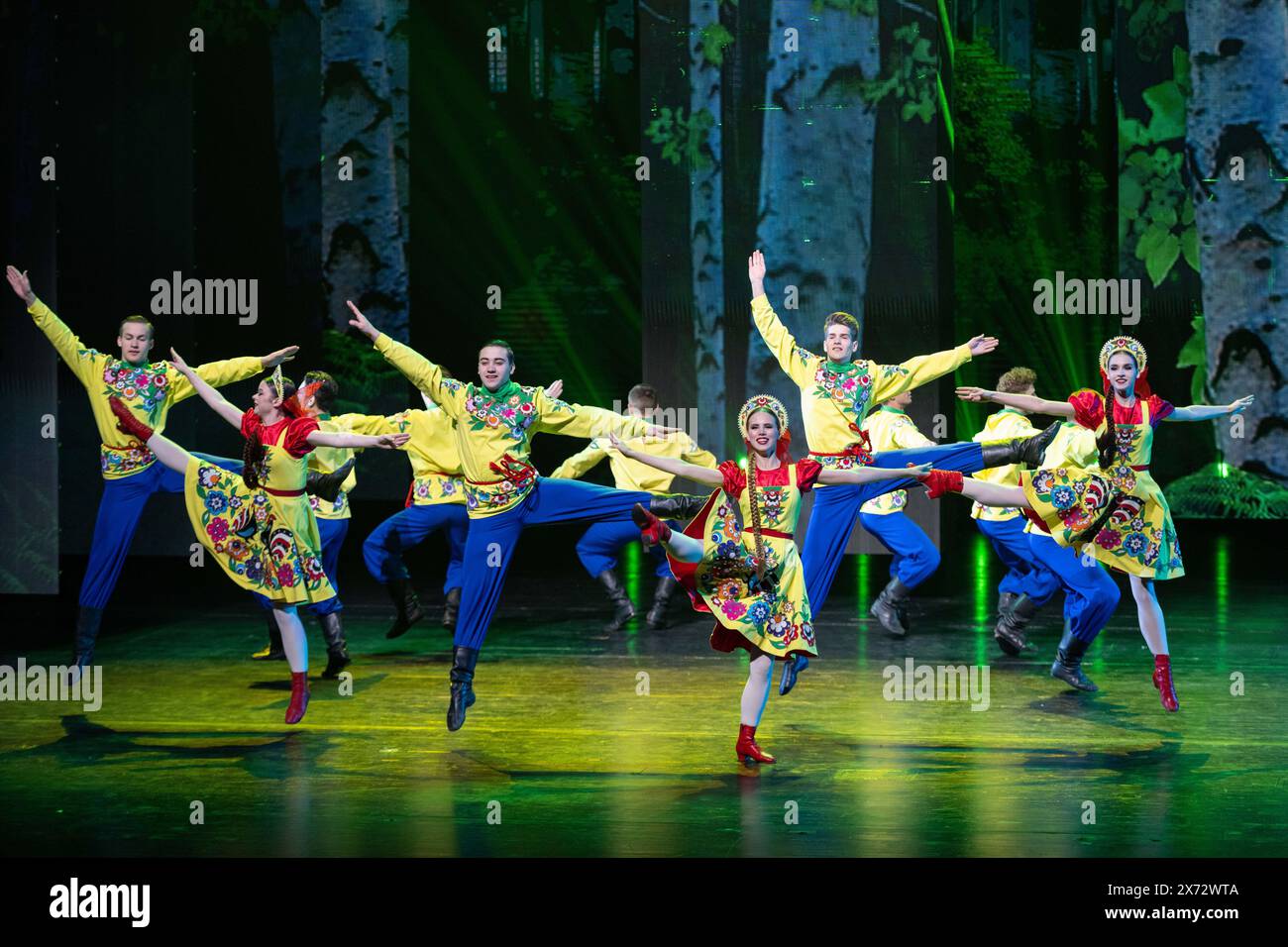 Harbin, province chinoise du Heilongjiang. 17 mai 2024. Des artistes présentent une performance lors de la 8e exposition Chine-Russie à Harbin, dans la province du Heilongjiang, au nord-est de la Chine, le 17 mai 2024. Crédit : XIe Jianfei/Xinhua/Alamy Live News Banque D'Images