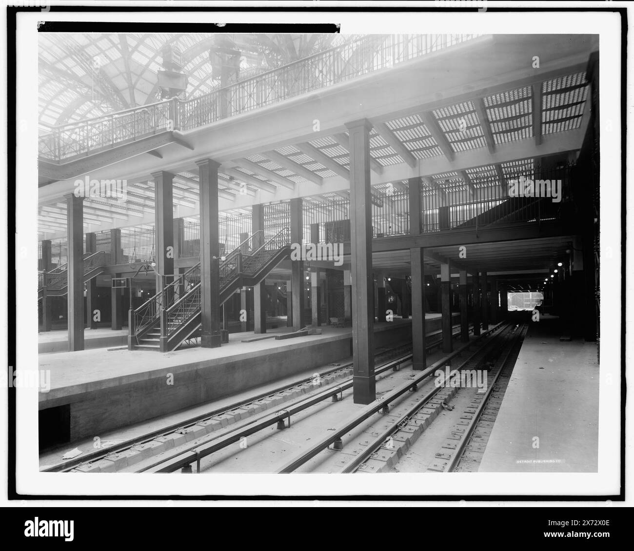 Niveau de la voie, montrant l'escalier et les ascenseurs, Penna. Pennsylvania Station, New York, Detroit Publishing Co. no. 071938., Gift ; State Historical Society of Colorado ; 1949, Stairways. , Gares ferroviaires. , Voies ferrées. , Intérieurs. , États-Unis, New York (State), New York. Banque D'Images