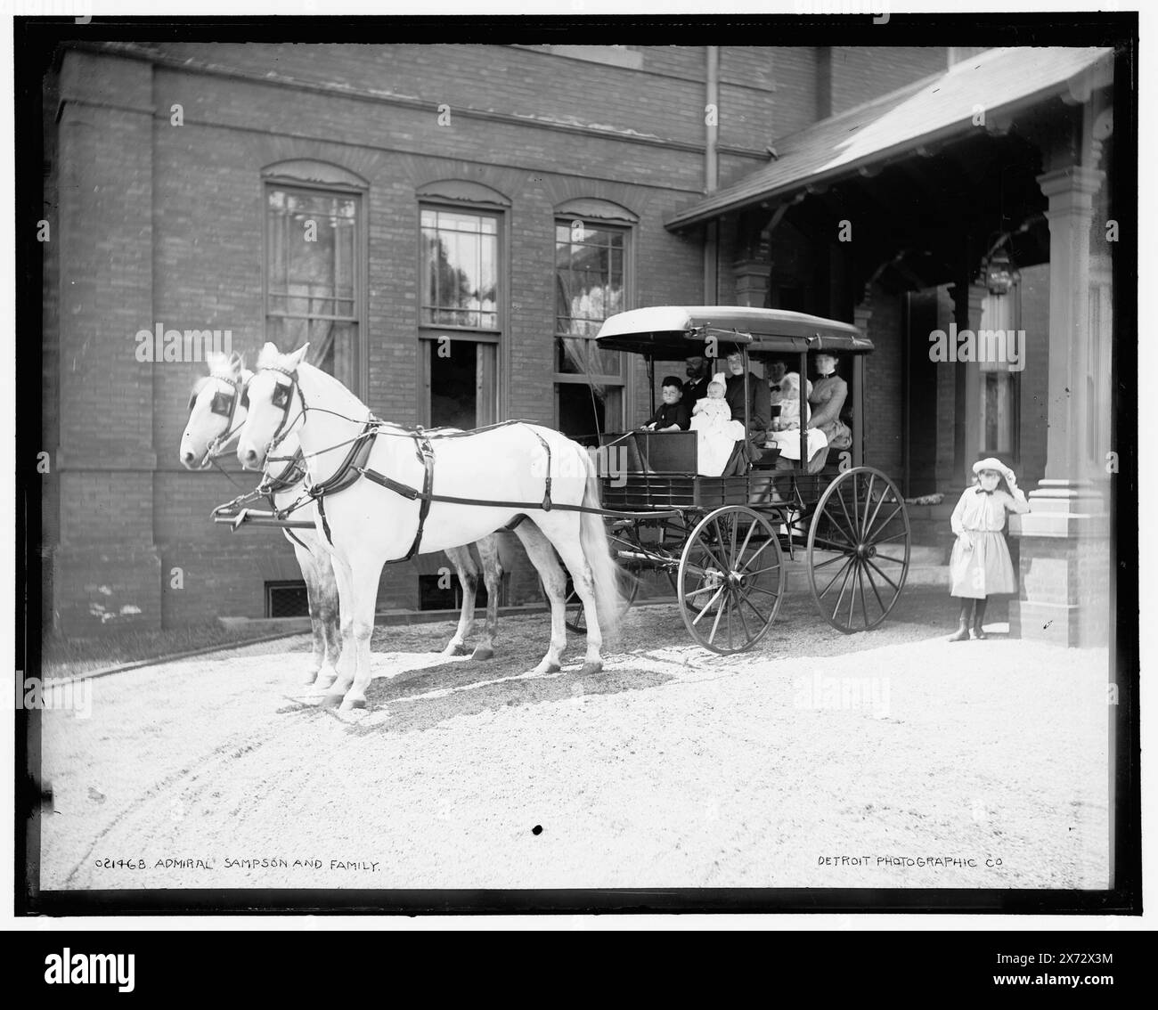 Amiral Sampson et sa famille, date basée sur Detroit, catalogue J (1901)., Detroit Publishing Co. No. 021468., Gift ; State Historical Society of Colorado ; 1949, Sampson, William Thomas, 1840-1902. , États-Unis., Navy. , Amiraux, américain. , Voitures et autocars. , Familles. Banque D'Images