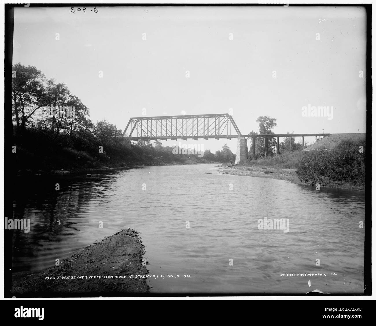 Pont au-dessus de la rivière Vermillion sic à Streator, Ill., 'CJ 903' sur négatif., Detroit Publishing Co. No. 042642., Gift ; State Historical Society of Colorado ; 1949, Bridges. , Rivers. , États-Unis, Illinois, Streator. , États-Unis, Illinois, Vermilion River. Banque D'Images