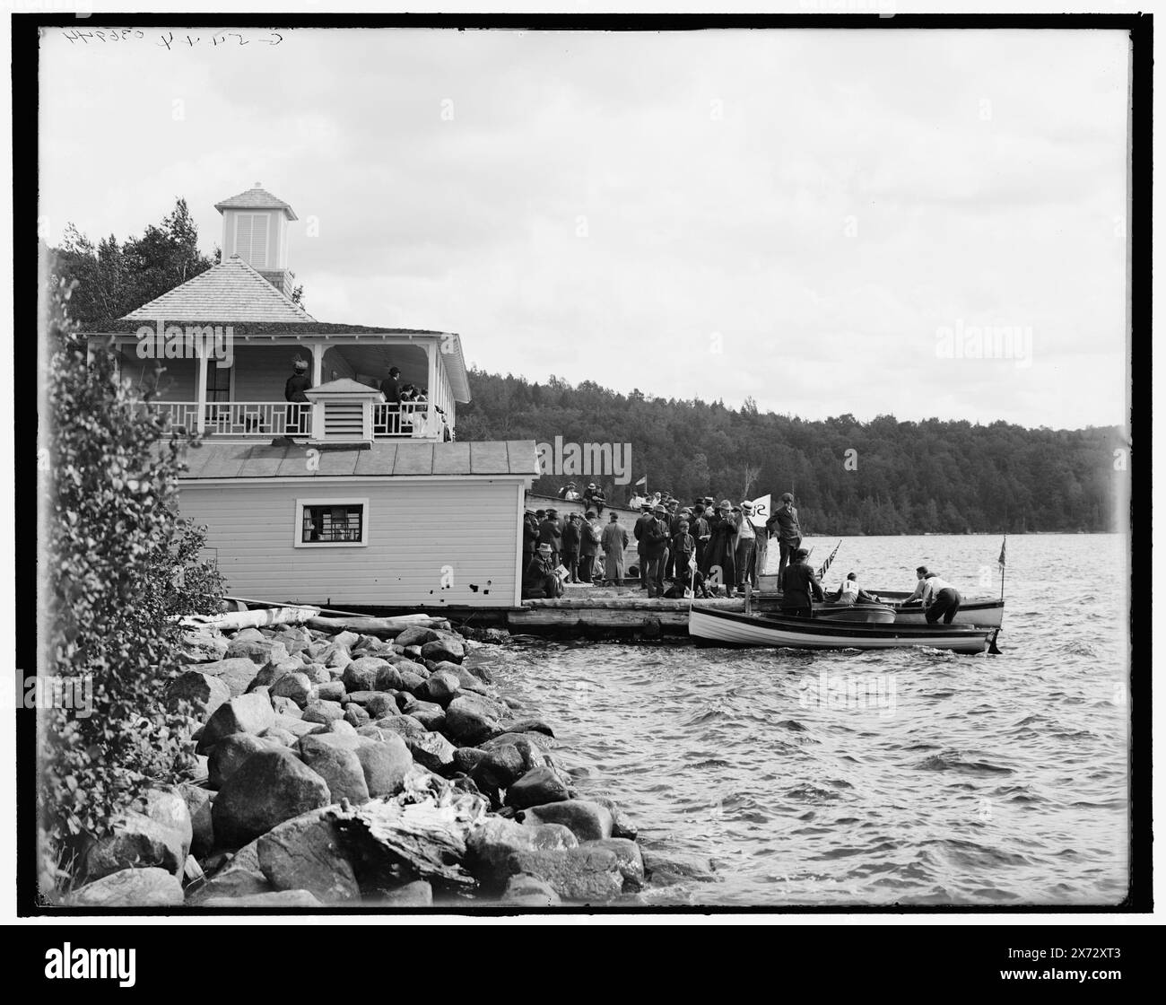 Saranac Lake, The Algonquin Boat House, Adirondacks, N.Y., titre tiré de la veste., 'G 5444' sur négatif., Detroit Publishing Co. no. 036944., Gift ; State Historical Society of Colorado ; 1949, Boathouses. , Quais et quais. , Resorts. , États-Unis, New York (État), Adirondack Mountains. , États-Unis, New York (État), Saranac Lakes. Banque D'Images