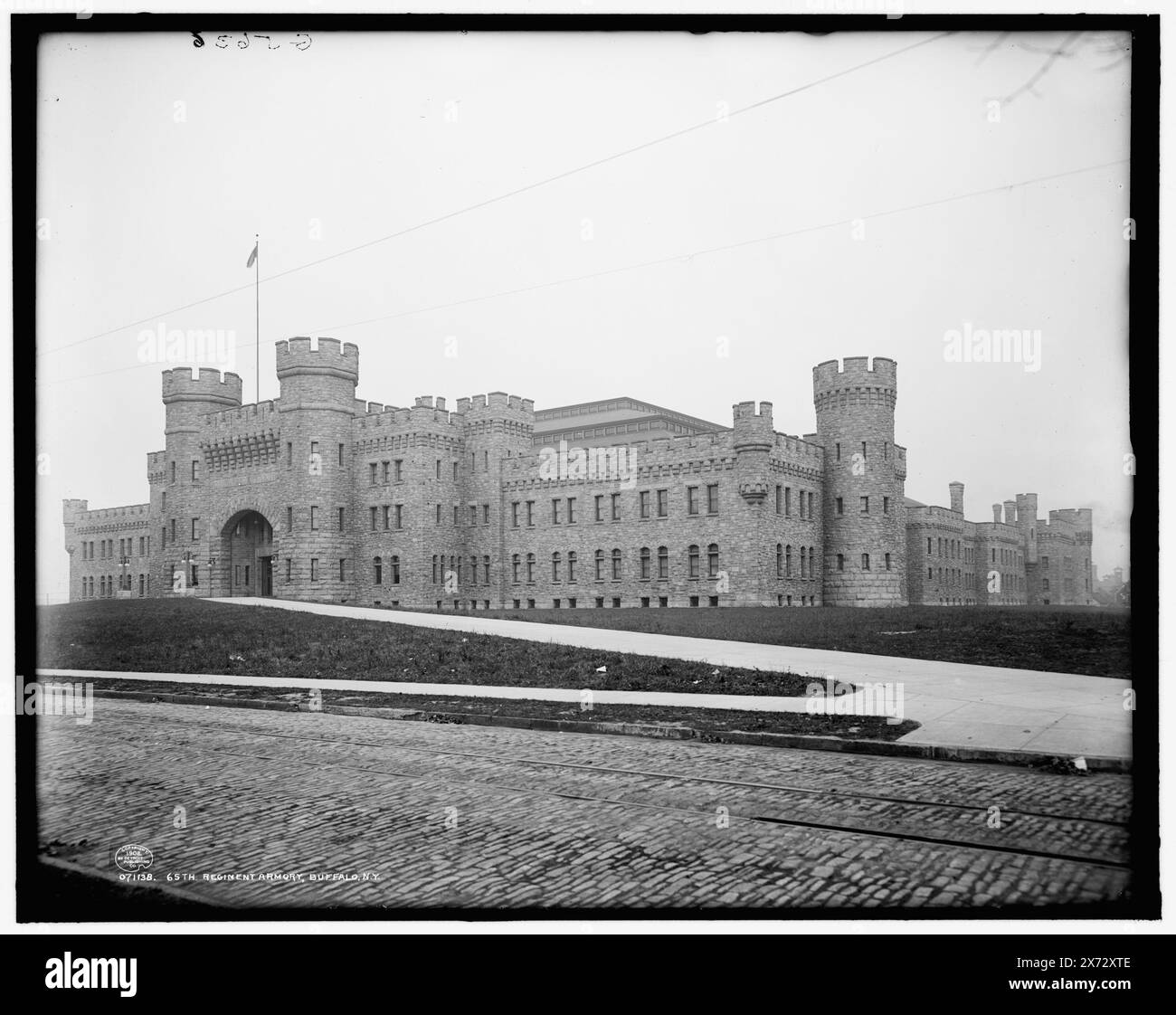 65th Regiment Armory, Buffalo, New York, 'G 5656' sur négatif., Detroit Publishing Co. No. 071138., Gift ; State Historical Society of Colorado ; 1949, State Arsenal and Drill Hall of the Sixty-Fifth Regiment, National Guard (Buffalo, New York), Armories. , États-Unis, New York (State), Buffalo. Banque D'Images