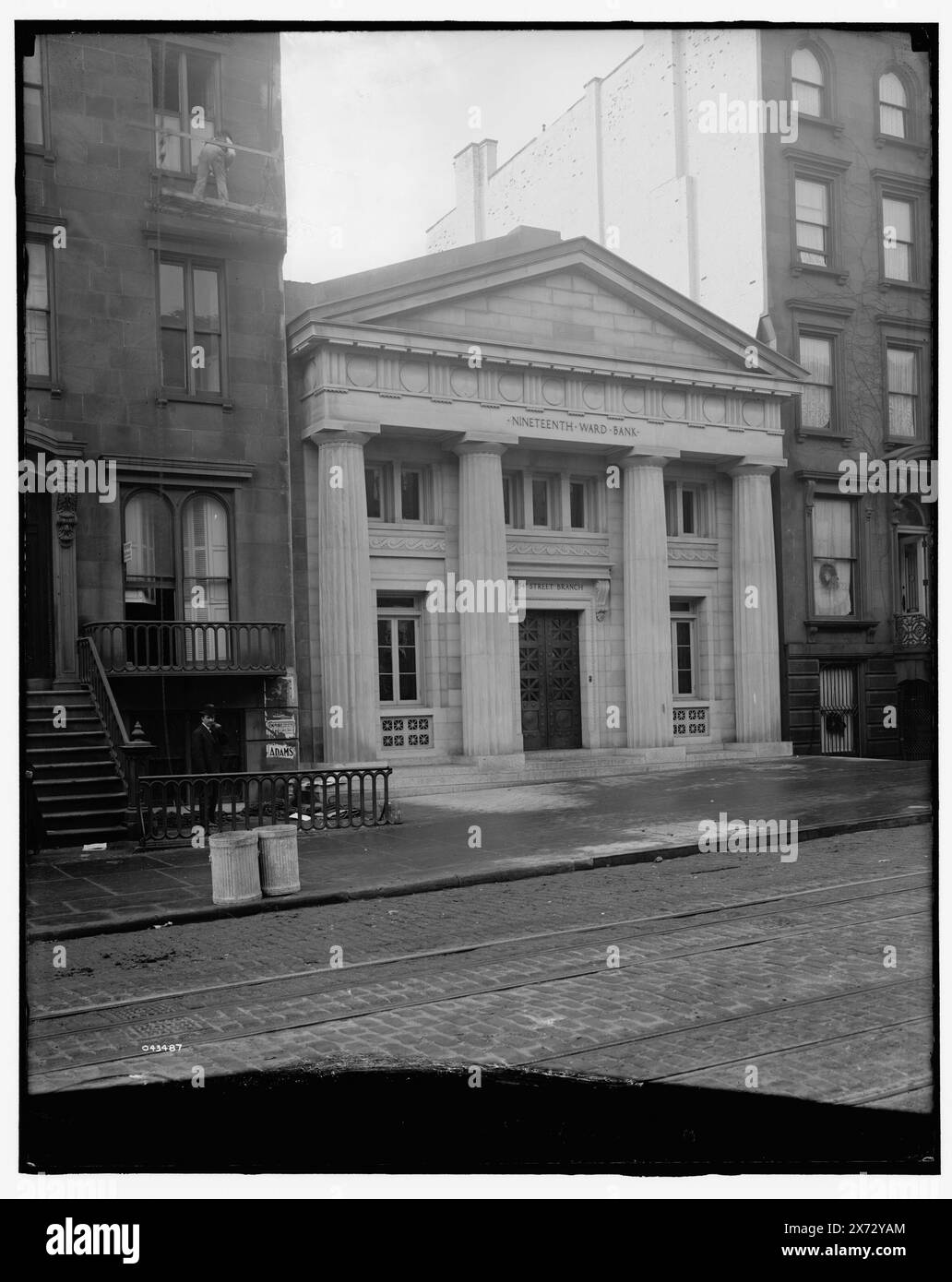 19th Ward Bank, Thirty-Fourth Street Branch, extérieur, New York, N.Y. titre tiré de la veste., Detroit Publishing Co. no. 043487., Gift ; State Historical Society of Colorado ; 1949, Banks. , États-Unis, New York (State), New York. Banque D'Images