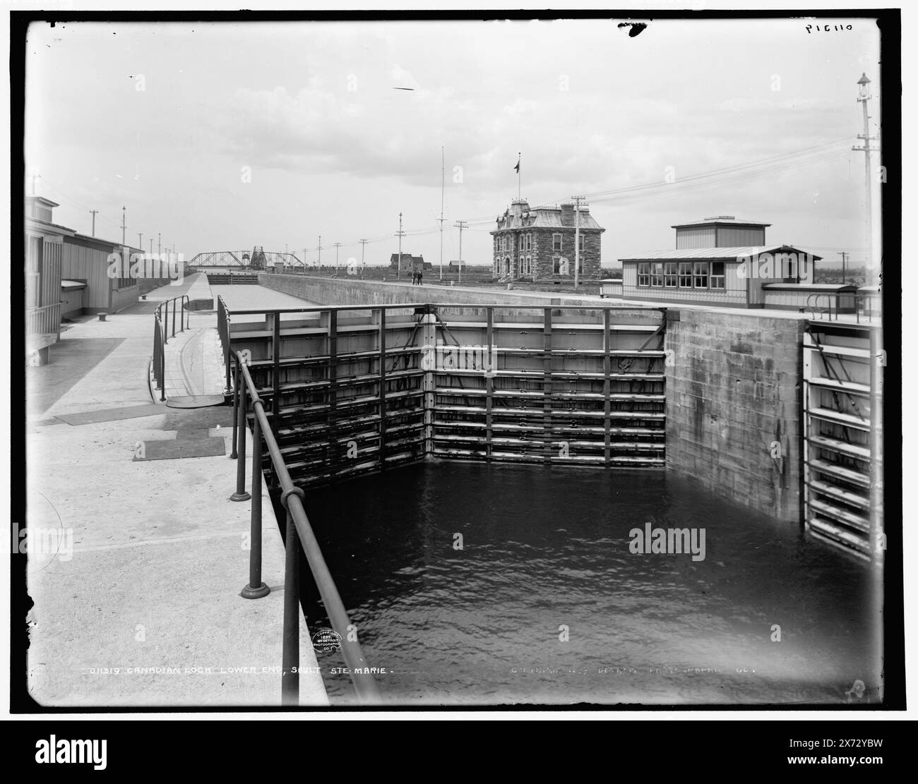 Écluse canadienne, extrémité inférieure, Sault Ste. Marie, Detroit Publishing Co. No. 011319., Gift ; State Historical Society of Colorado ; 1949, écluses (génie hydraulique), Canada, Ontario, Sault Sainte Marie. , Canada, Ontario, canal de Sault Sainte Marie. Banque D'Images