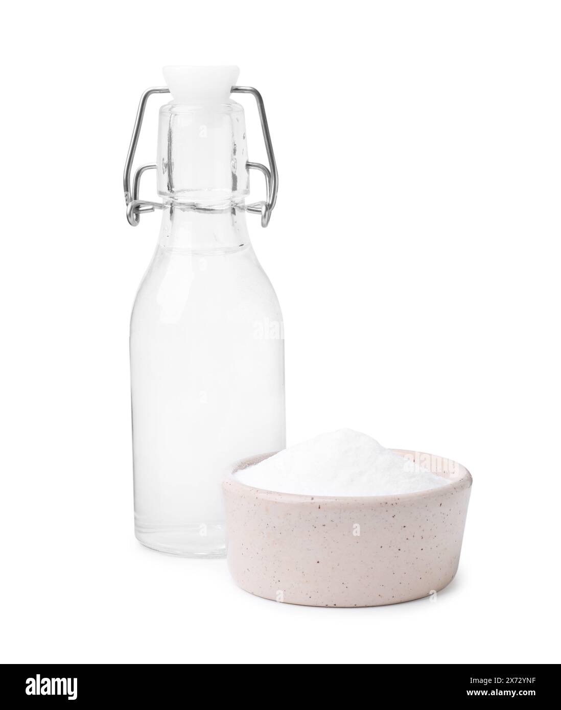 Vinaigre en bouteille en verre et bicarbonate de soude isolé sur blanc Banque D'Images