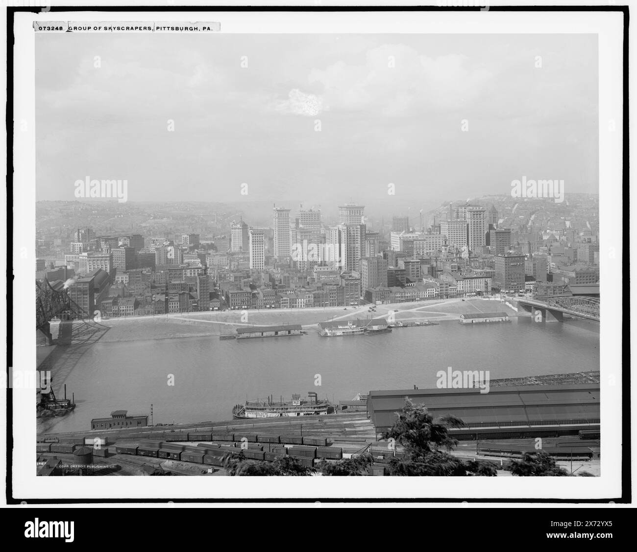 Groupe de gratte-ciel, Pittsburgh, Pa., Detroit Publishing Co. No. 073248., Gift ; State Historical Society of Colorado ; 1949, gratte-ciel. , Rivers. , États-Unis, Pennsylvanie, Pittsburgh. , États-Unis, Pennsylvanie, Monongahela River. Banque D'Images