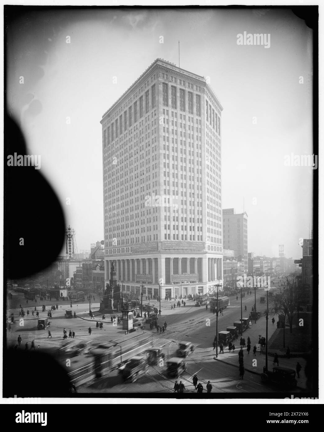 First National Bank Building, Detroit, Mich., titre de la veste., figure dans le chapeau à gauche., No Detroit Publishing Co. no., cadeau ; State Historical Society of Colorado ; 1949, Office Buildings. , Banques. , Rues. , États-Unis, Michigan, Detroit. Banque D'Images