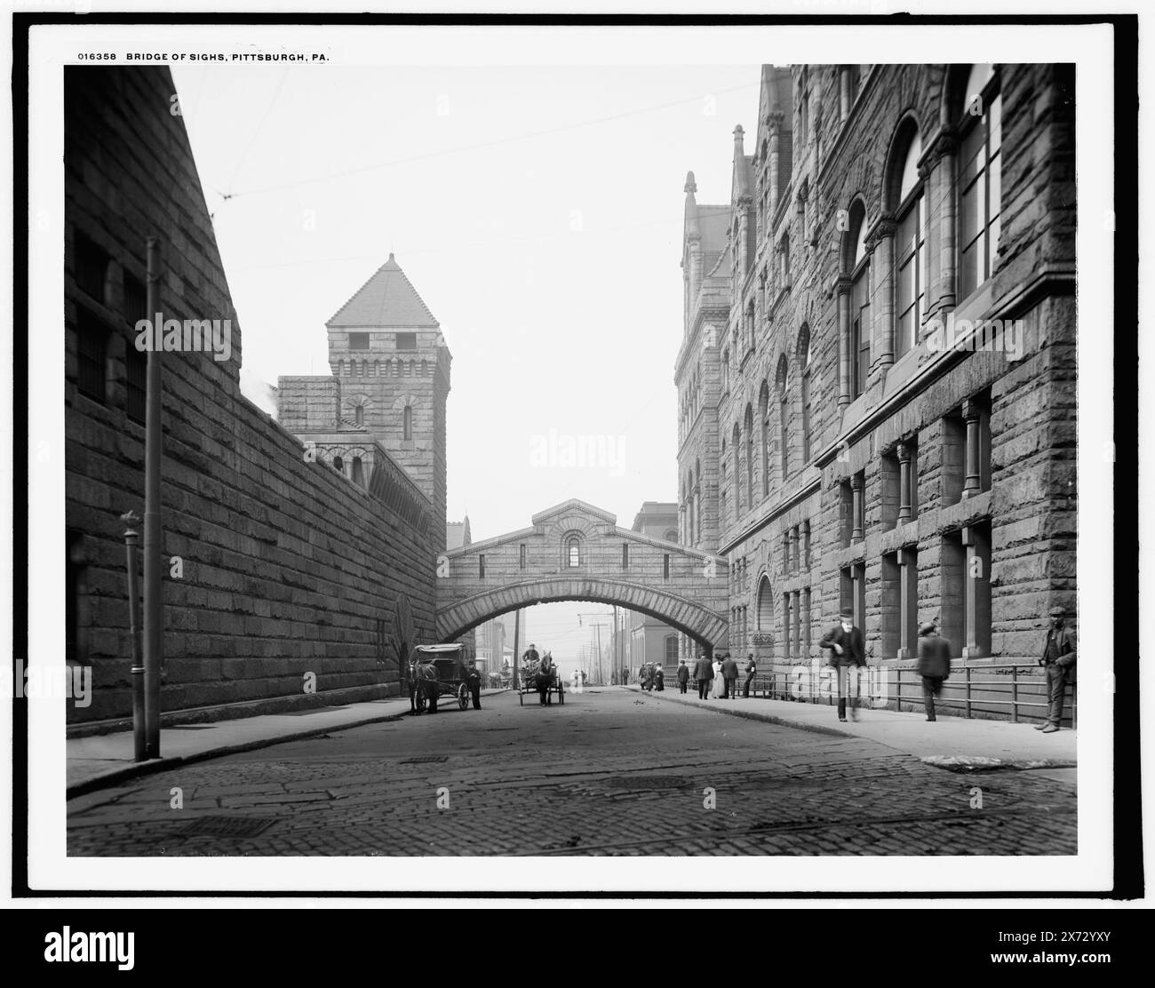 Bridge of Soupirs, Pittsburgh, Pa., transparent en verre correspondant (avec le même code de série) disponible sur vidéodisque cadre 1A-29892., palais de justice du comté d'Allegheny et prison sur le côté droit et gauche du pont., Detroit Publishing co. no. 016358., Gift ; State Historical Society of Colorado ; 1949, Pedestrian Bridge. , Courthouses. , Prisons. , États-Unis, Pennsylvanie, Pittsburgh. Banque D'Images