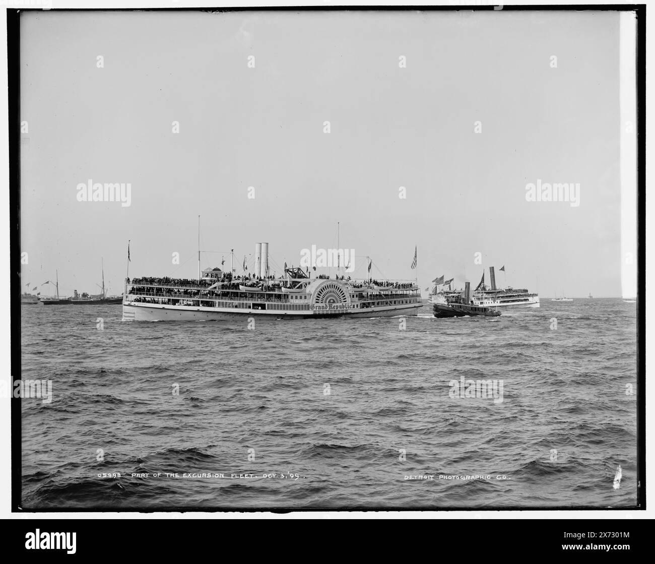 Une partie de la flotte d'excursion, Detroit Publishing Co. No. 05498., cadeau ; State Historical Society of Colorado ; 1949, Grand Republic (Side Wheeler) , America's Cup races. , Roues latérales. , Régates. , Remorqueurs. Banque D'Images