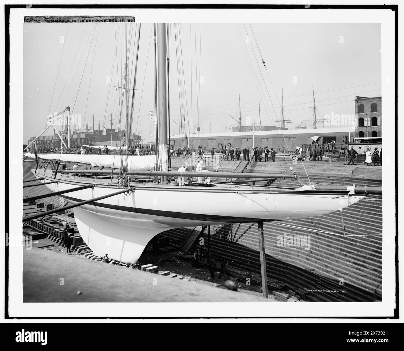 Shamrock III en cale sèche à Erie Basin, 17 août 2003, locale basée sur le négatif D4-21756., Detroit Publishing Co. No. 021757., Brooklyn., cadeau ; State Historical Society of Colorado ; 1949, Shamrock III (Yacht), America's Cup races. , Yachts. , Bateau et industrie navale. , États-Unis, New York (State), New York. Banque D'Images